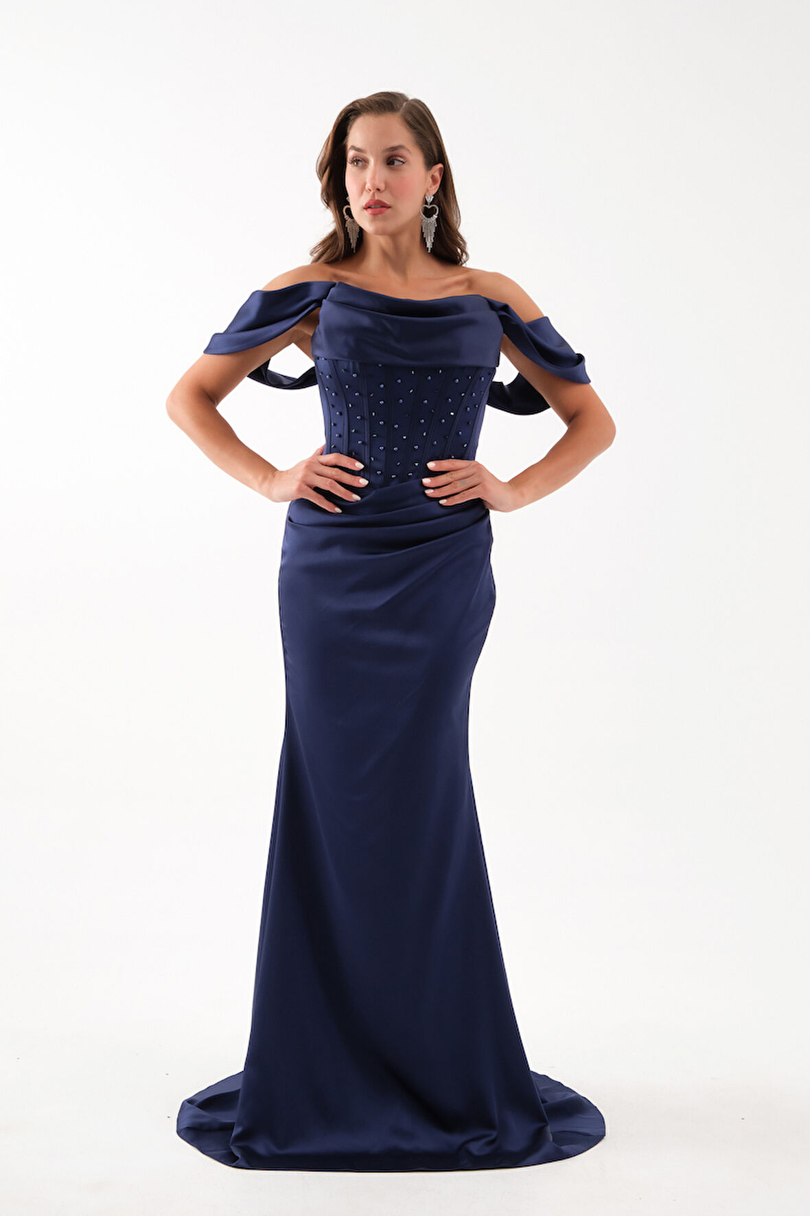 Kadın Lacivert Kayık Yaka Boncuklu Uzun Saten Abiye Elbise