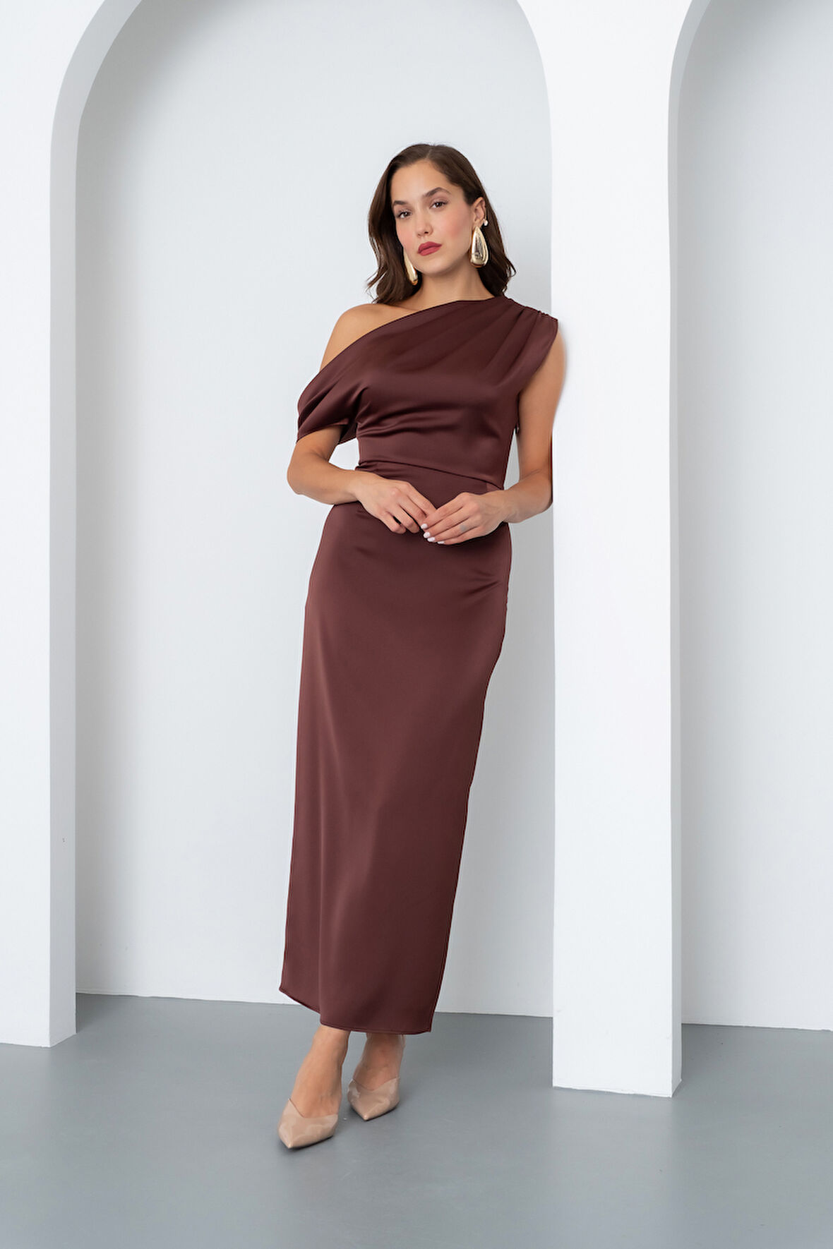 Kadın Kahverengi Degaje Yaka Yırtmaçlı Saten Midi Elbise