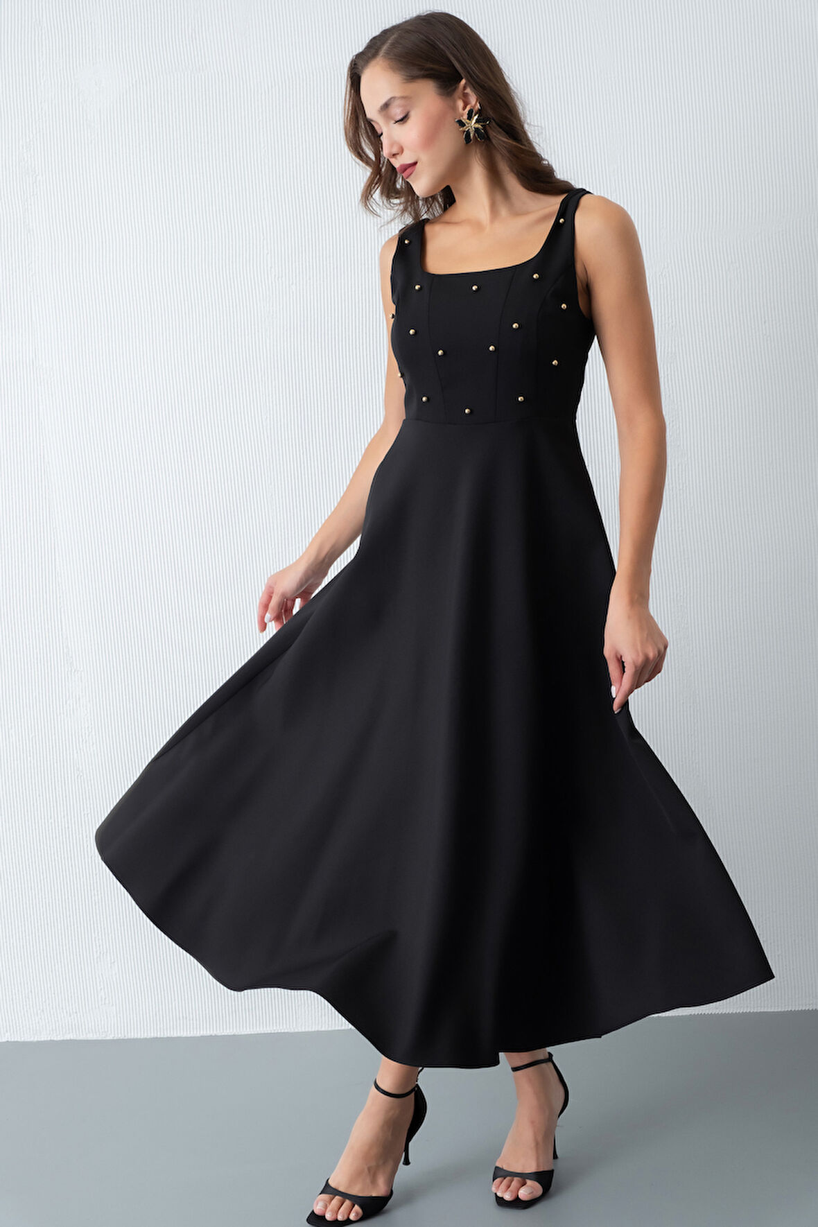 Kadın Siyah Kare Yaka İncili Midi Elbise