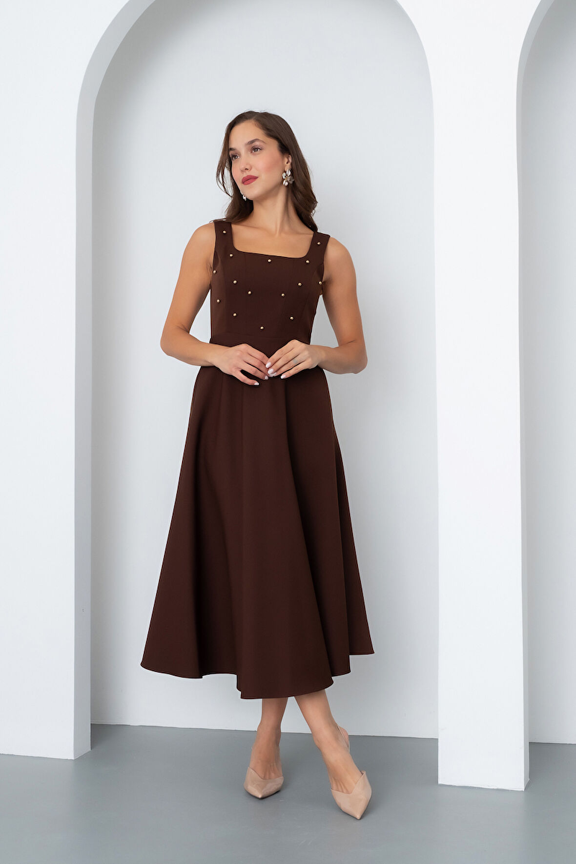 Kadın Kahverengi Kare Yaka İncili Midi Elbise