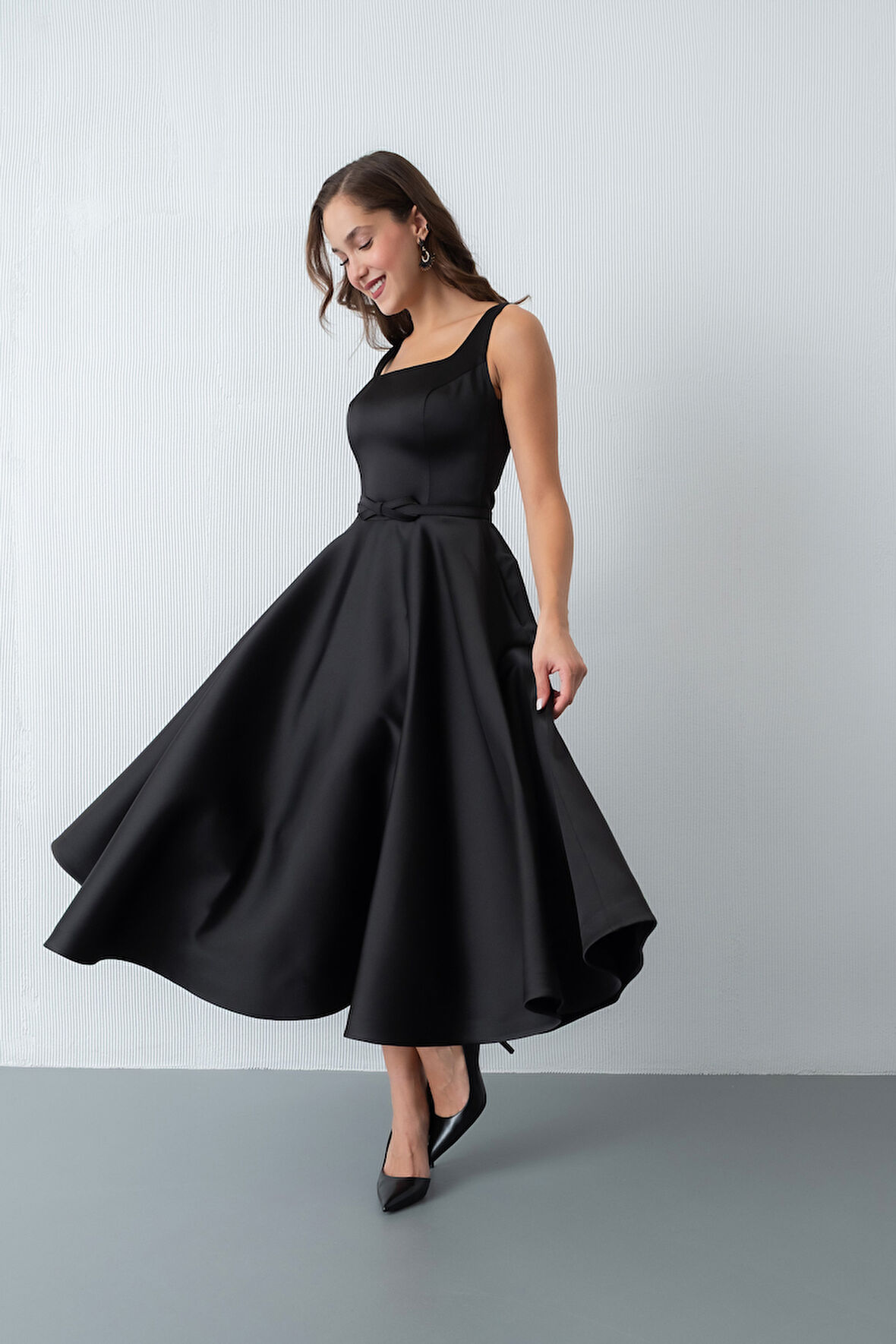 Kadın Siyah Kare Yaka Kemerli Midi Söz Nişan Elbisesi