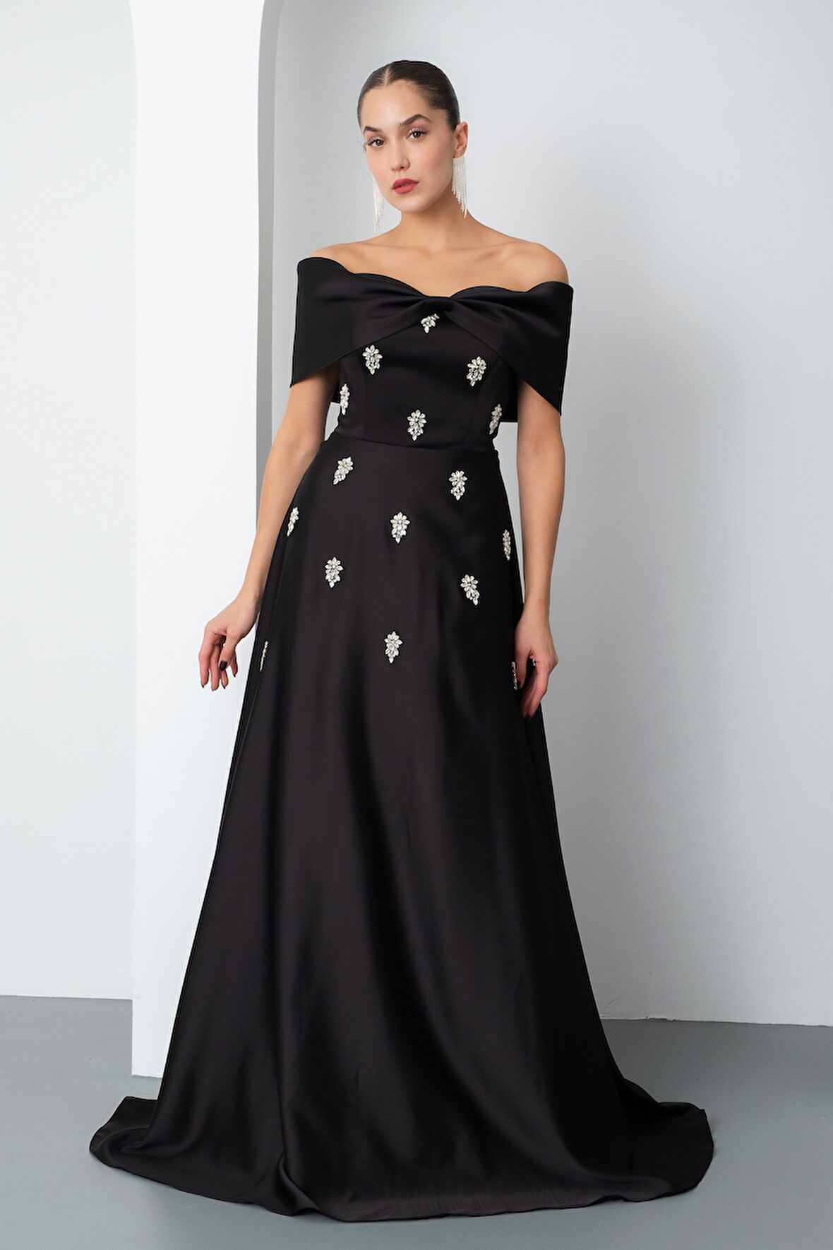 Kadın Siyah Straplez Taşlı Uzun Saten Abiye Elbise