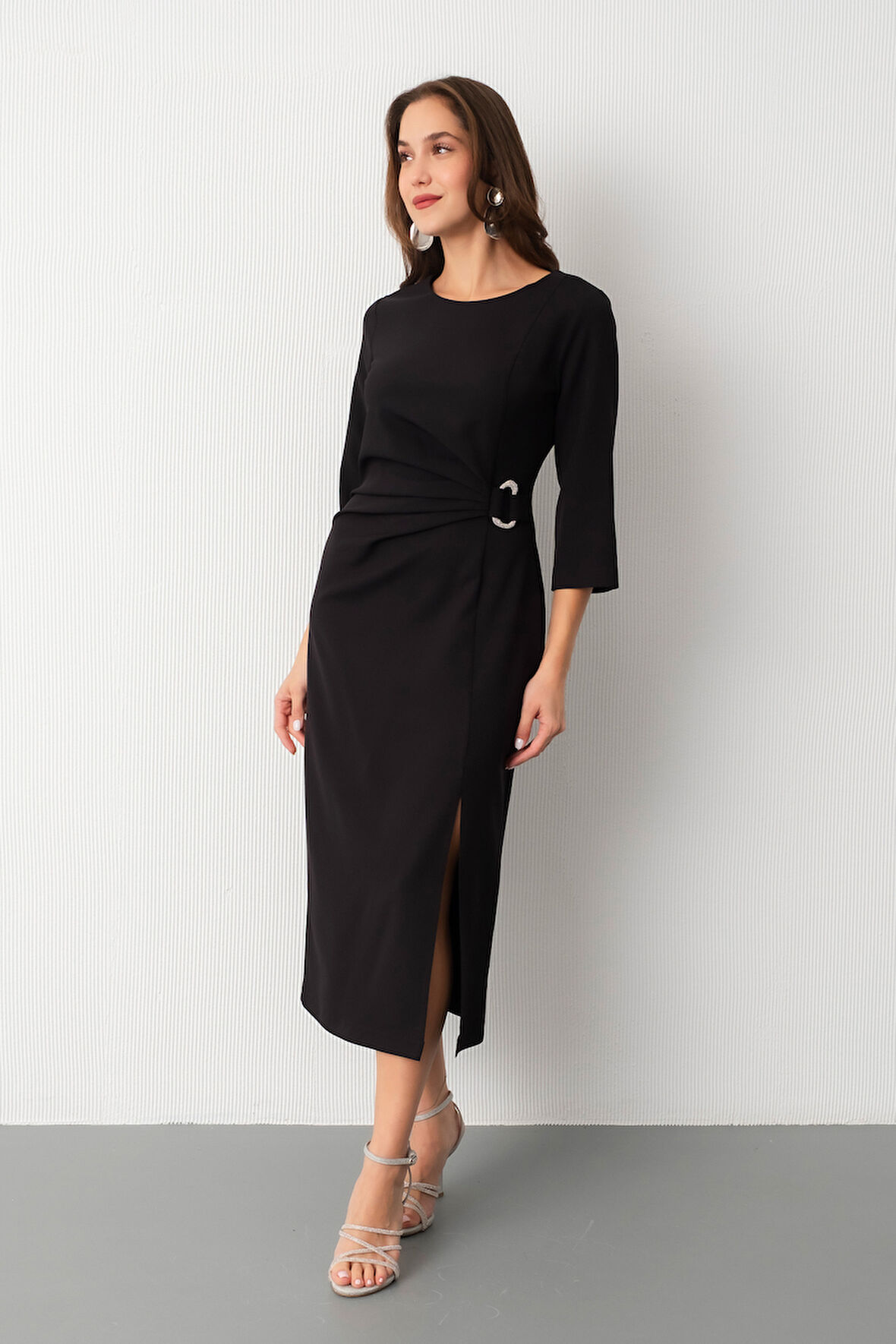 Kadın Siyah Bisiklet Yaka Aksesuar Detay Midi Davet Elbisesi