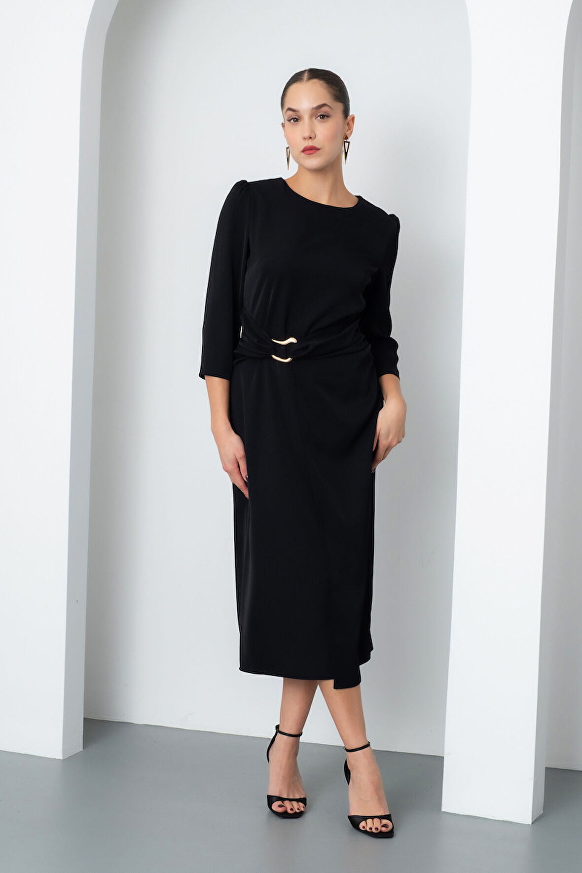 Kadın Siyah Bisiklet Yaka Aksesuar Detay Midi Davet Elbisesi