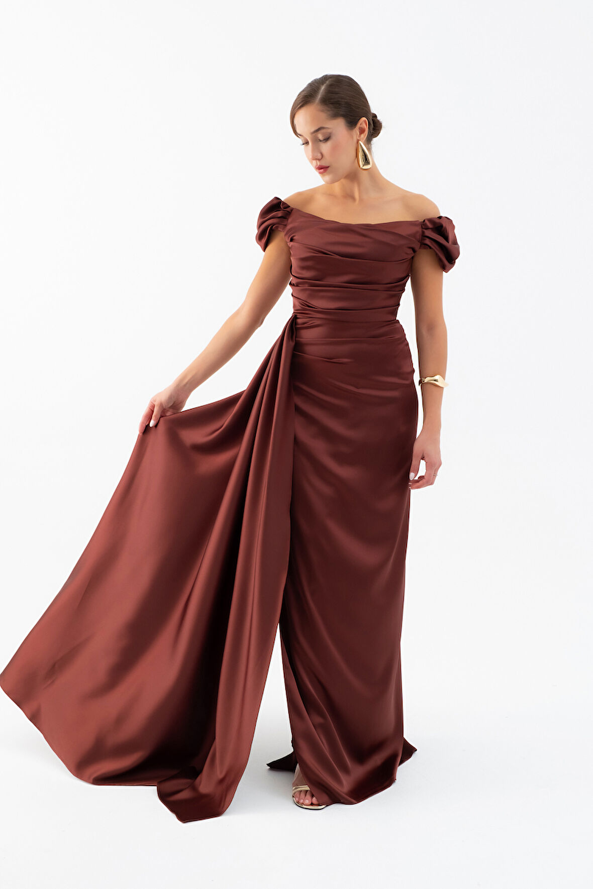 Kadın Kahverengi Kayık Yaka Kuyruklu Uzun Saten Abiye & Mezuniyet Elbisesi