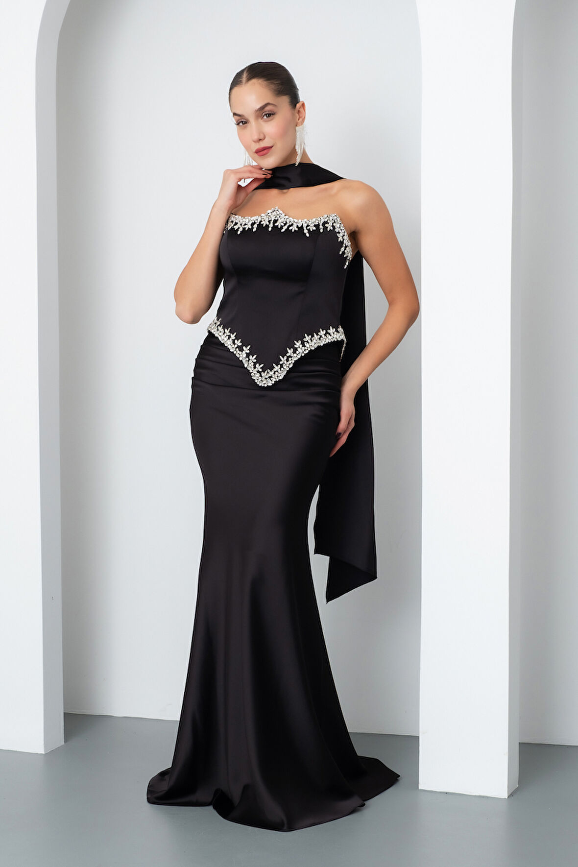 Kadın Siyah Straplez Taşlı Uzun Saten Abiye Elbise