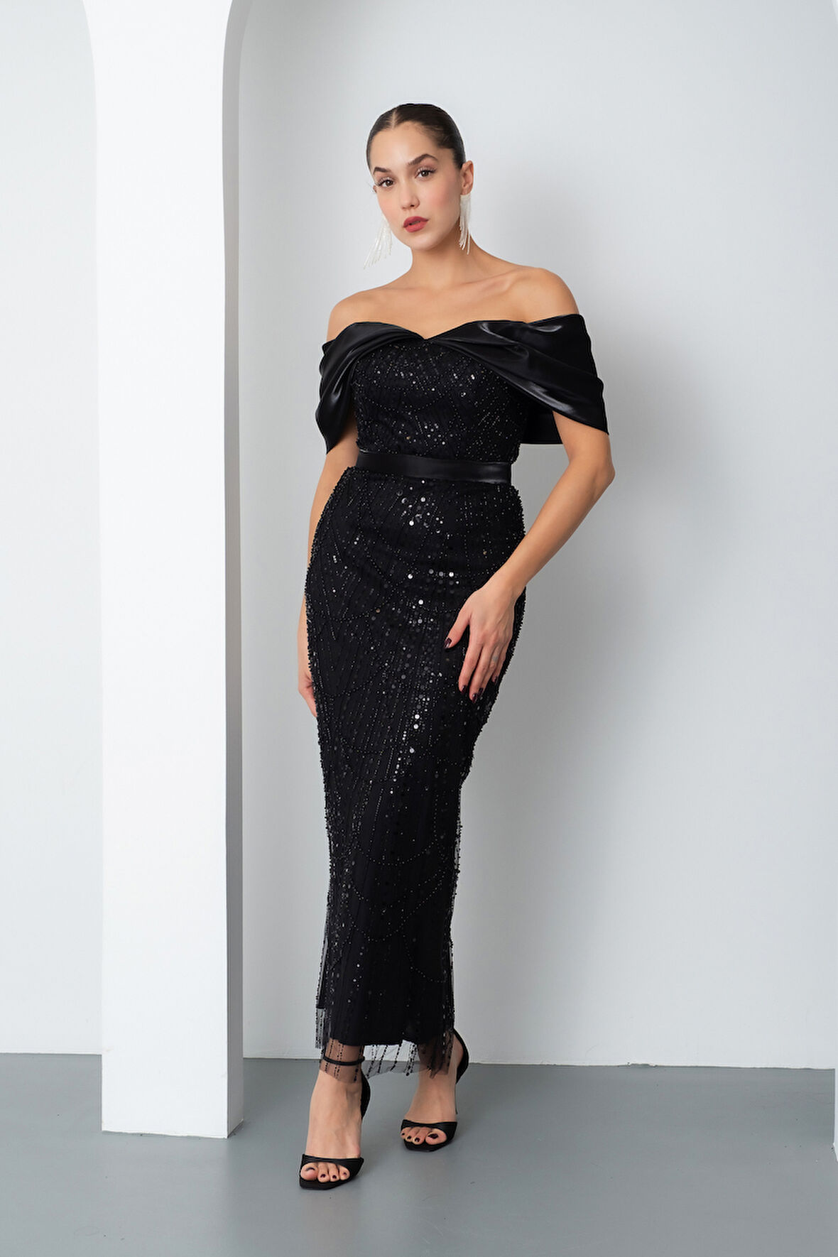 Kadın Siyah Kayık Yaka Midi Boncuklu Abiye Elbise