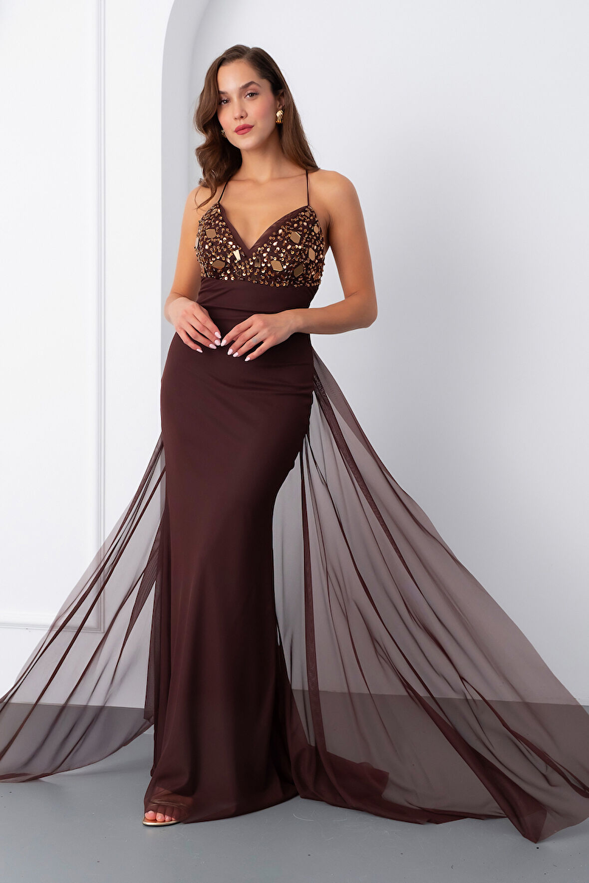 Kadın Kahverengi Askılı Taş Detaylı Uzun Tül Abiye Elbise