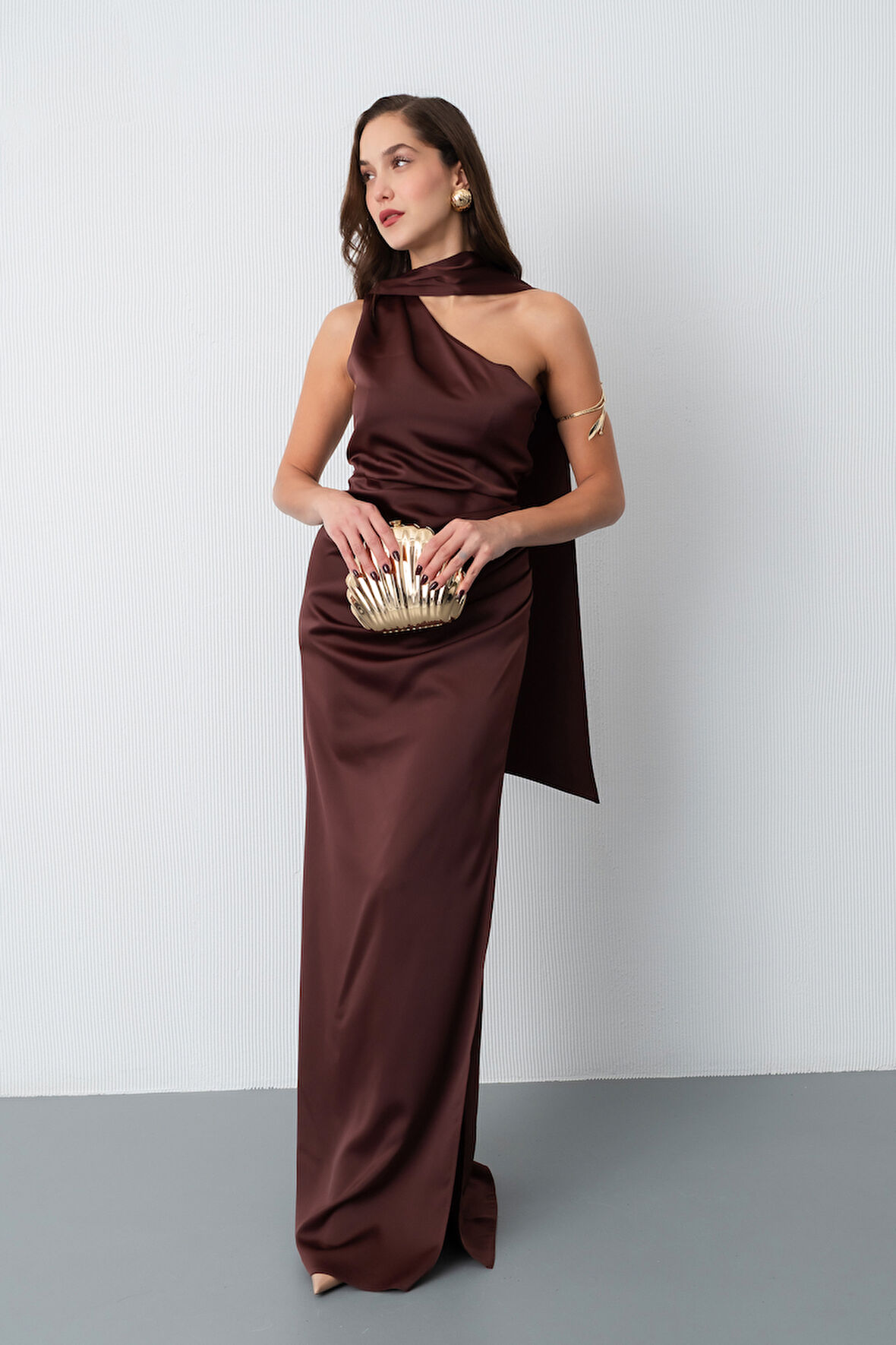 Kadın Kahverengi Fular Yaka Yırtmaçlı Uzun Saten Abiye Elbise