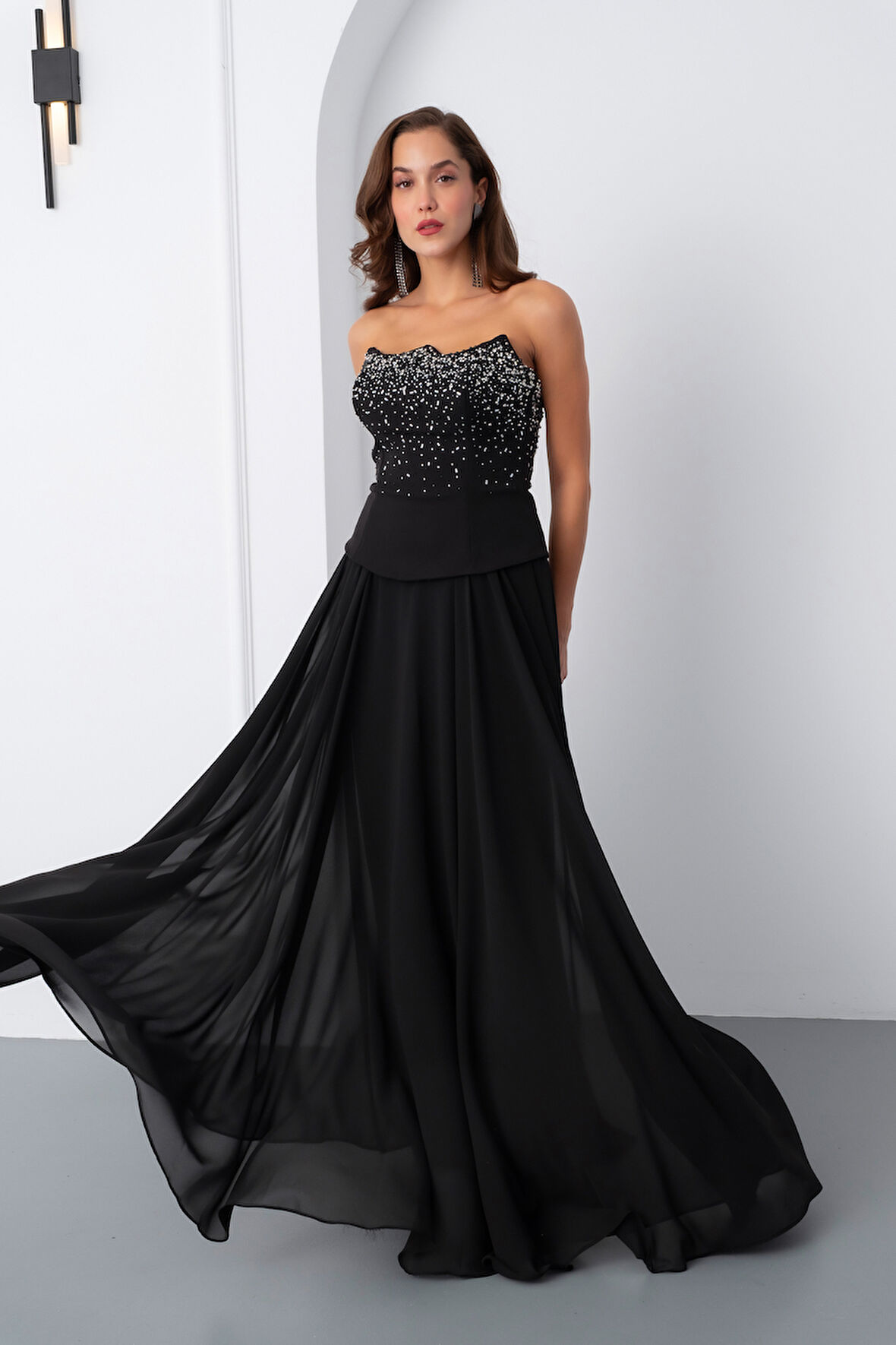 Kadın Siyah Straplez Taşlı Uzun Tül Abiye Elbise