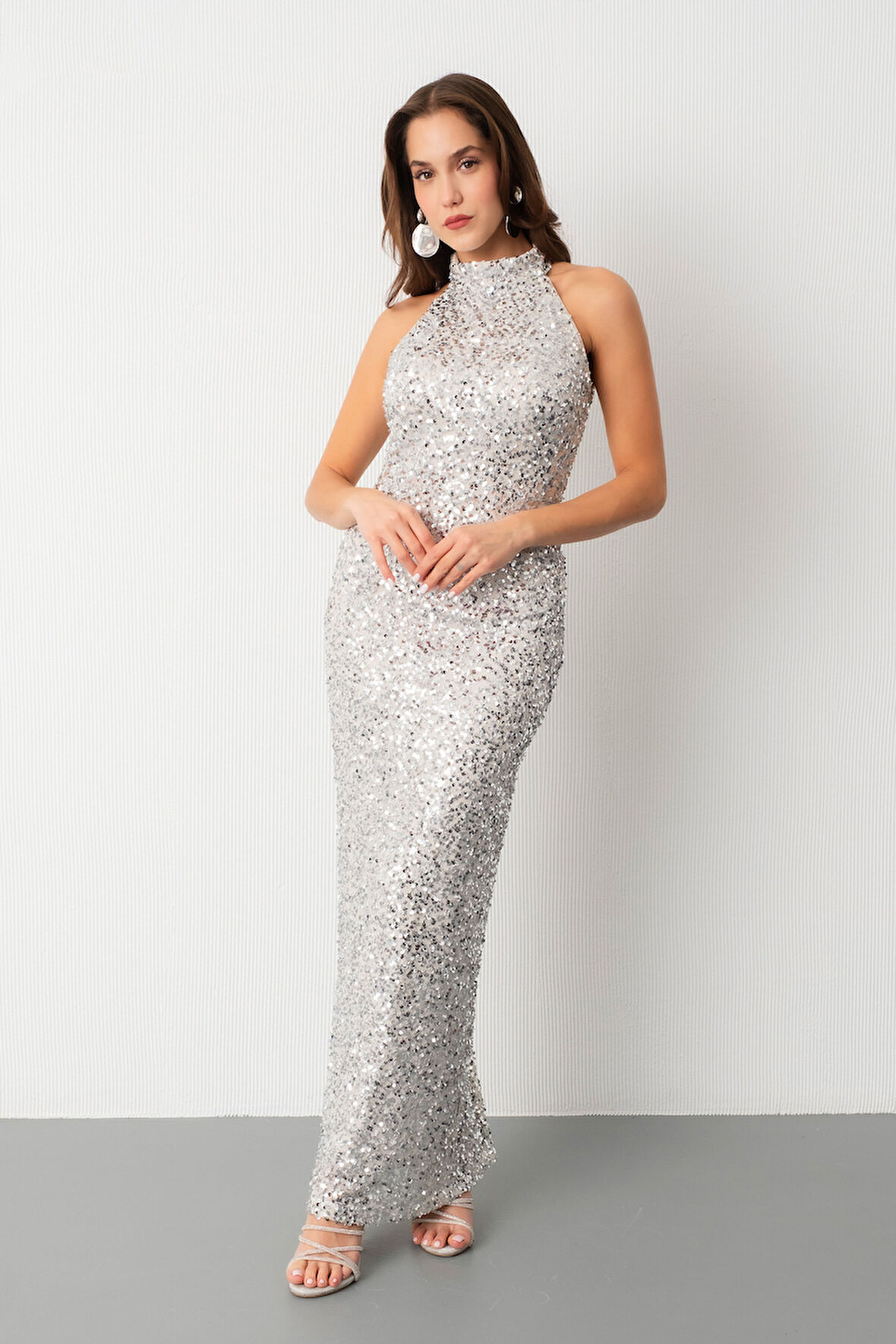 Kadın Gümüş Halter Yaka Pul Payet Uzun Abiye Elbise