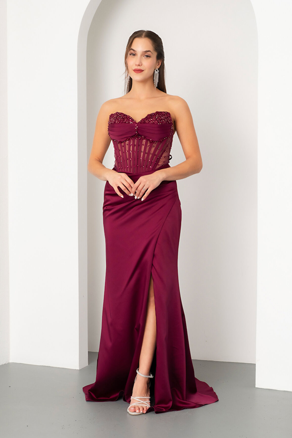 Kadın Mürdüm Straplez Boncuklu Uzun Saten Abiye Elbise