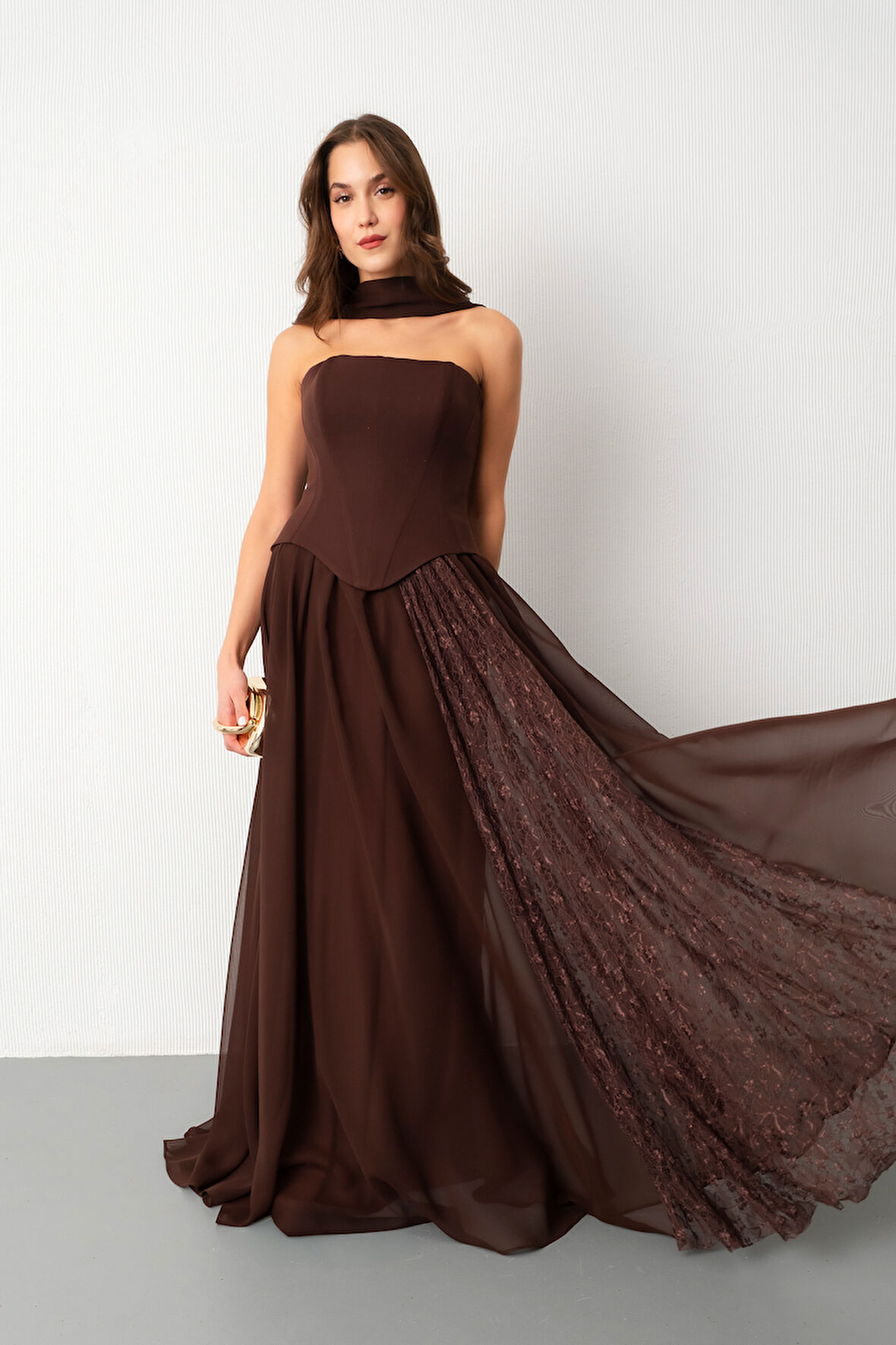 Kadın Kahverengi Straplez Yaka Piliseli Dantel Detay Uzun Abiye Elbise