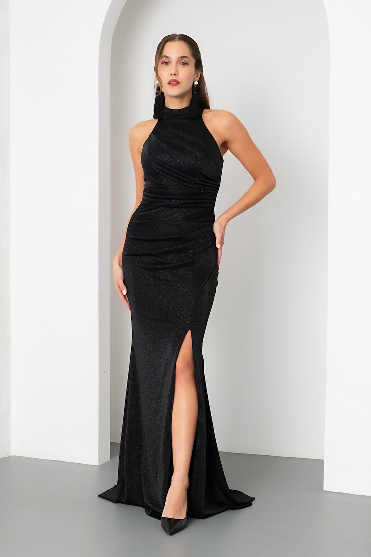 Kadın Siyah Halter Yaka Yırtmaçlı Simli Uzun Abiye Elbise
