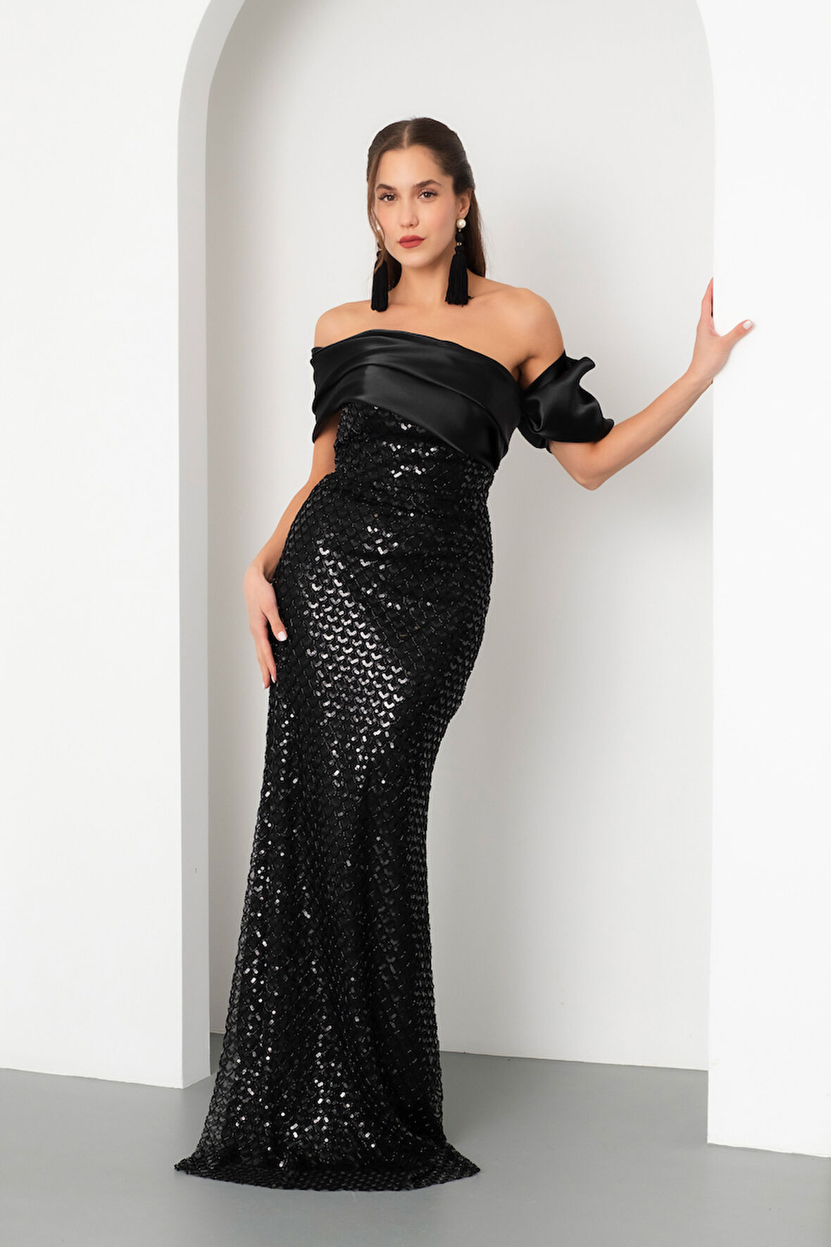 Kadın Siyah Yaka Detay Boncuklu Uzun Abiye Elbise