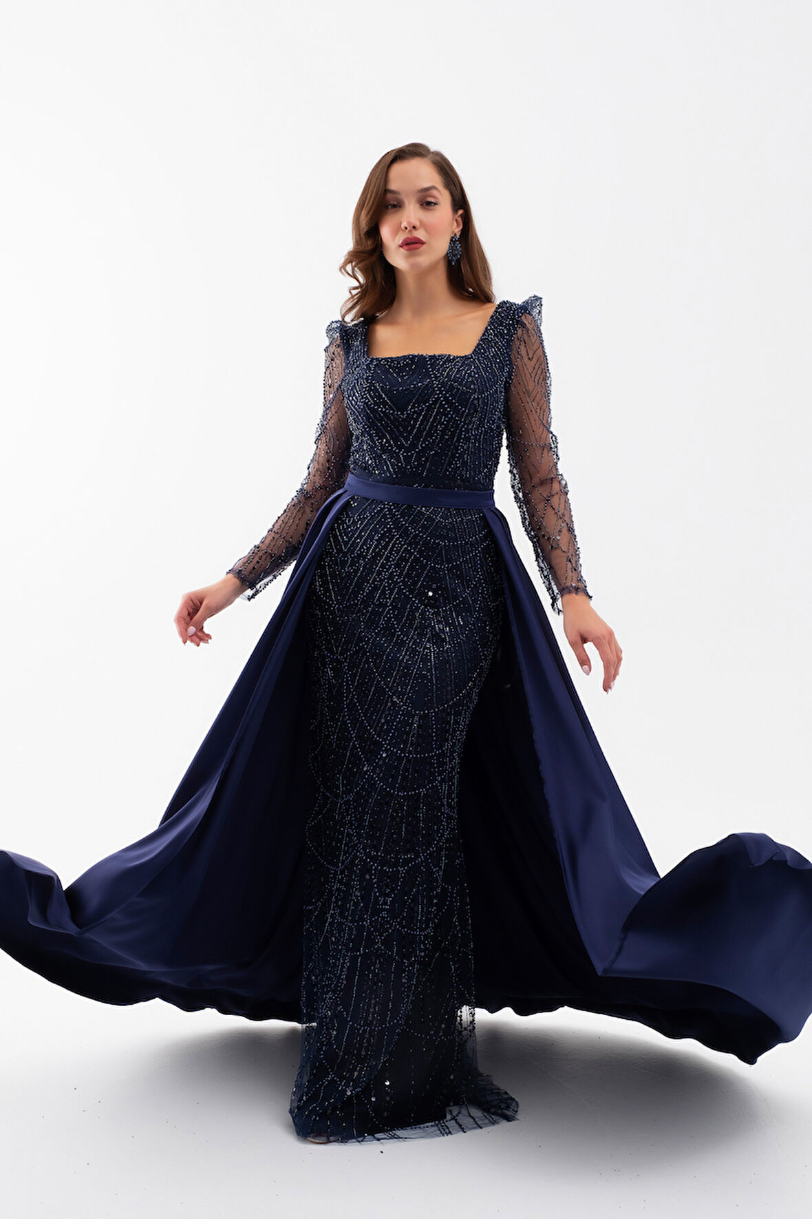 Kadın Lacivert Uzun Kol Taşlı Saten Kuyruk Aksesuarlı Abiye