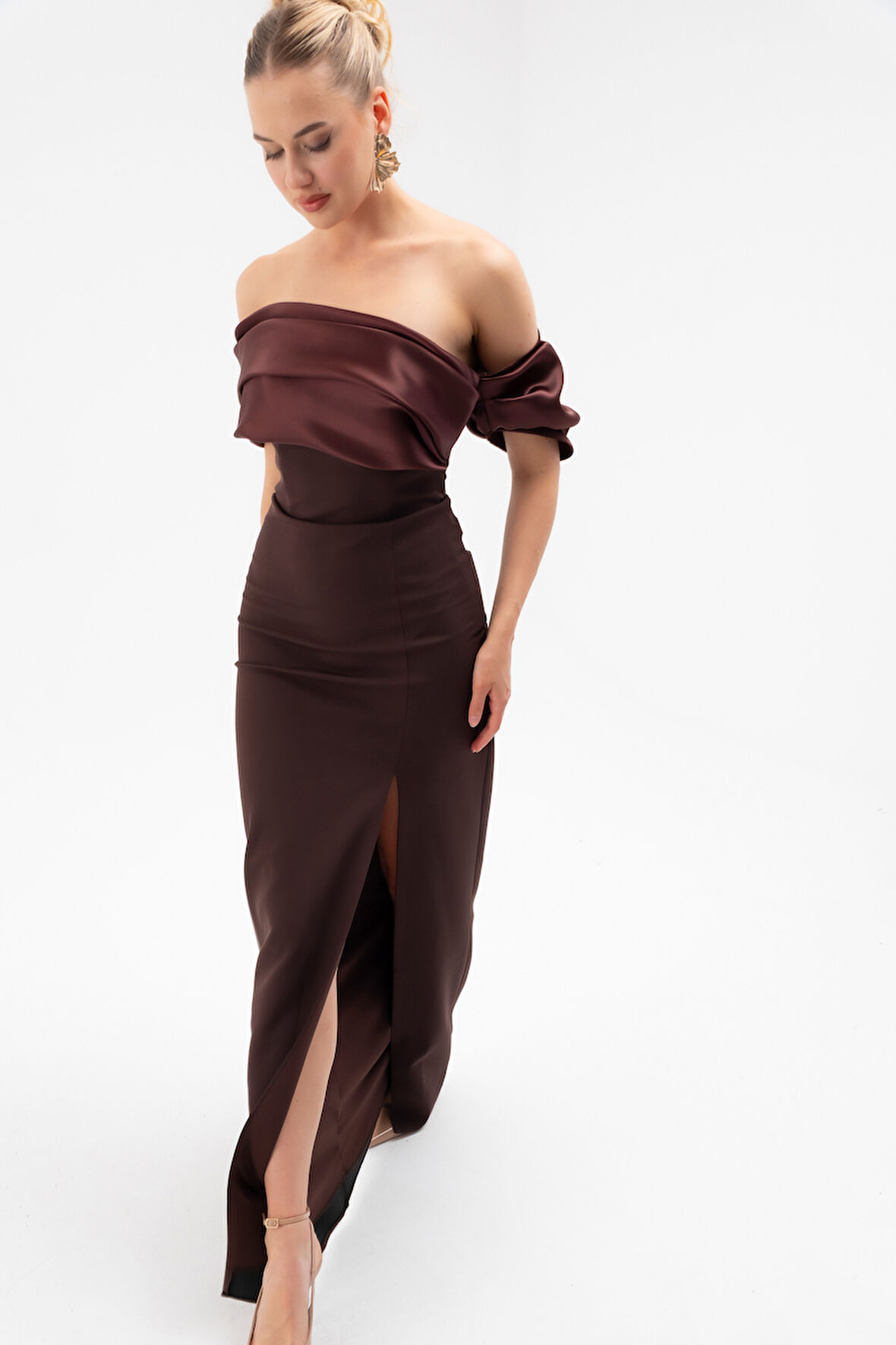 Kadın Kahverengi Yaka Detaylı Yırtmaçlı Uzun Abiye Elbise