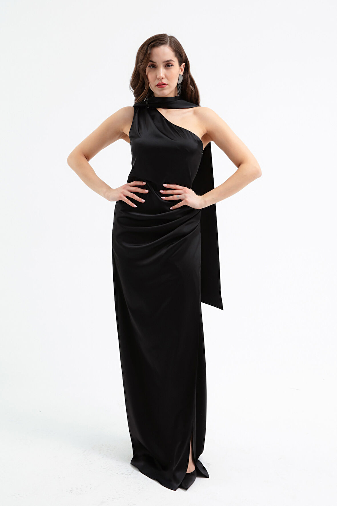 Kadın Siyah Fular Yaka Yırtmaçlı Uzun Saten Abiye Elbise