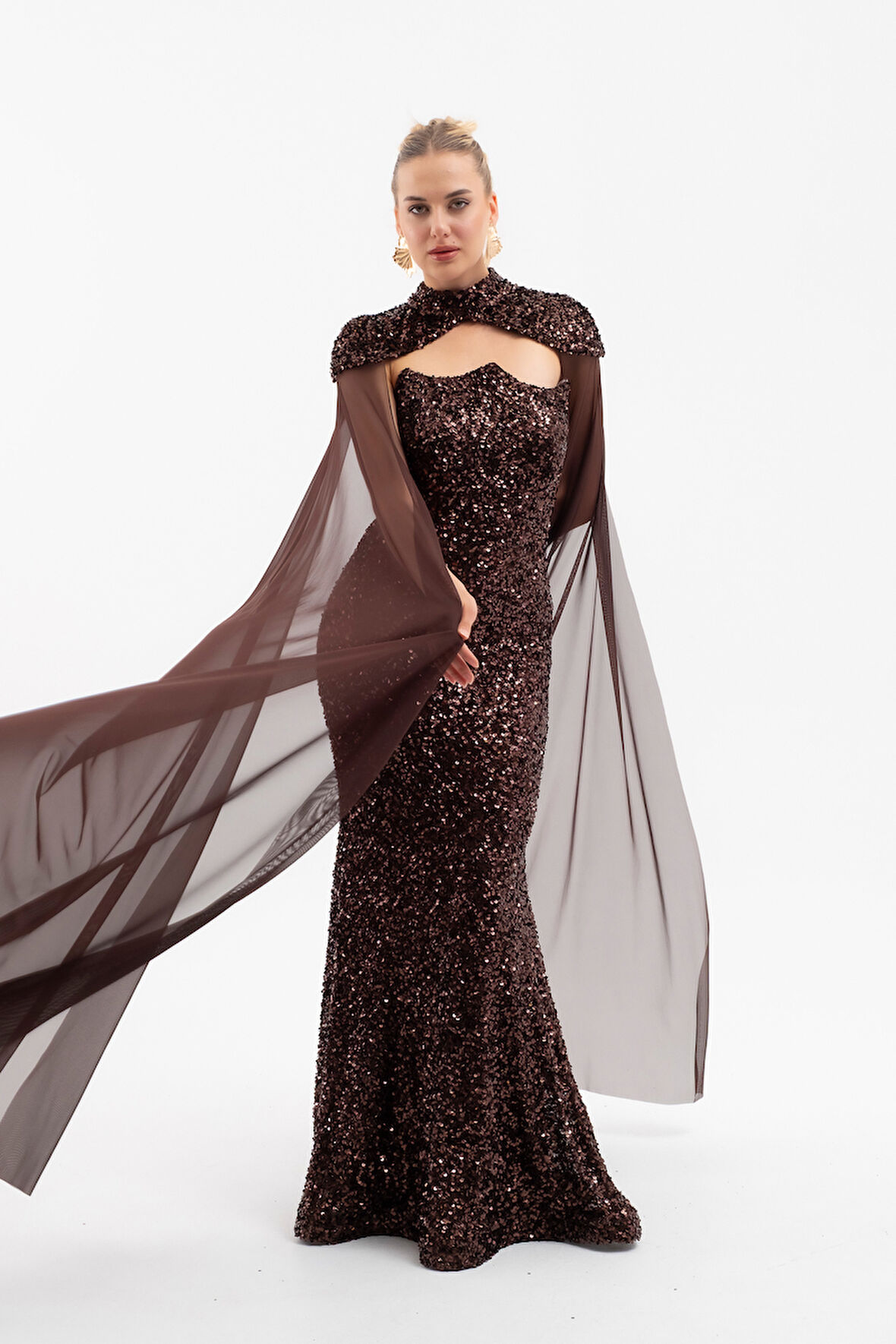 Kadın Kahverengi Tül Pelerinli Straplez Uzun Pullu Abiye Elbise