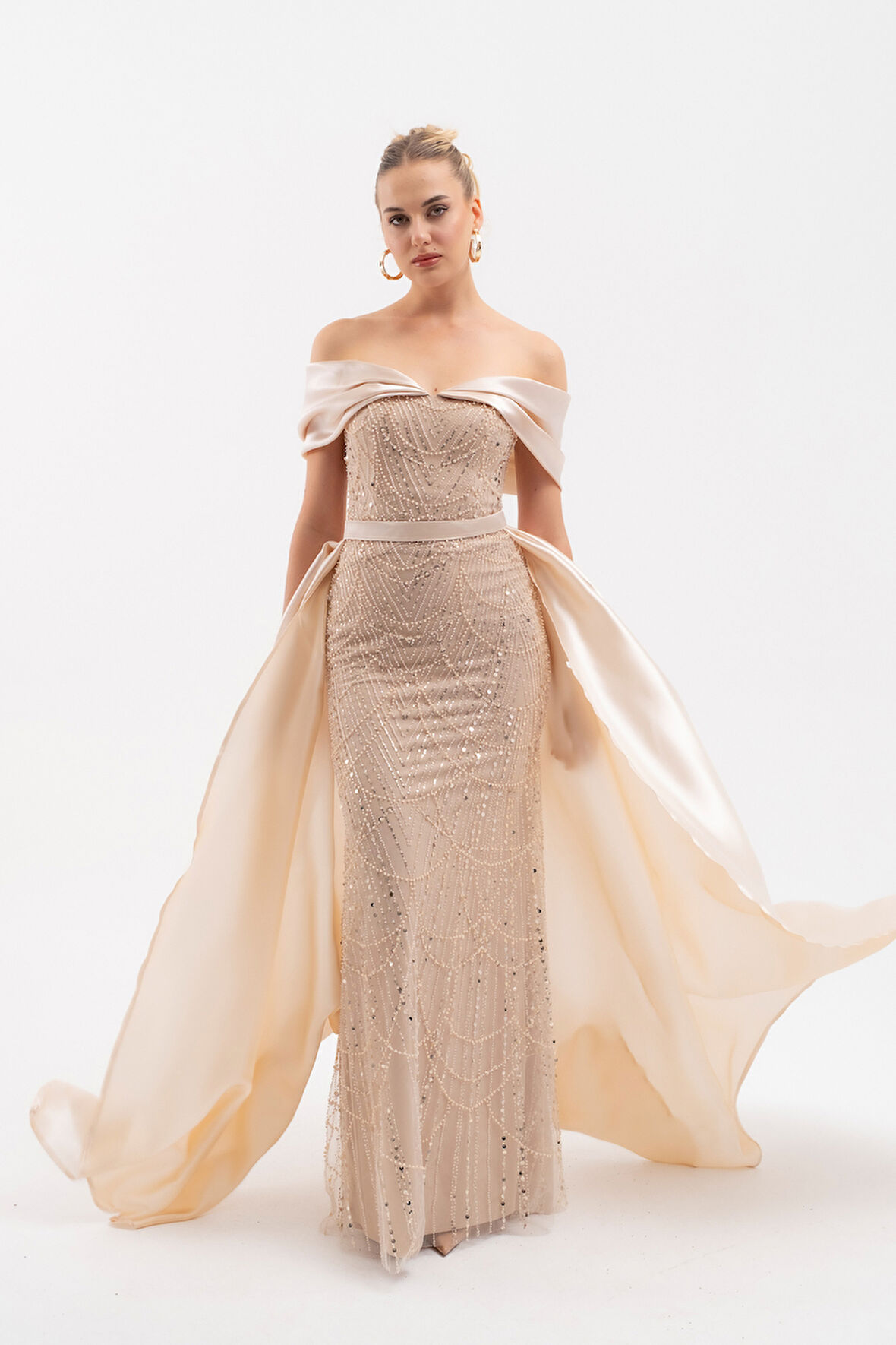 Kadın Bej Kayık Yaka Kuyruklu Uzun Abiye Elbise