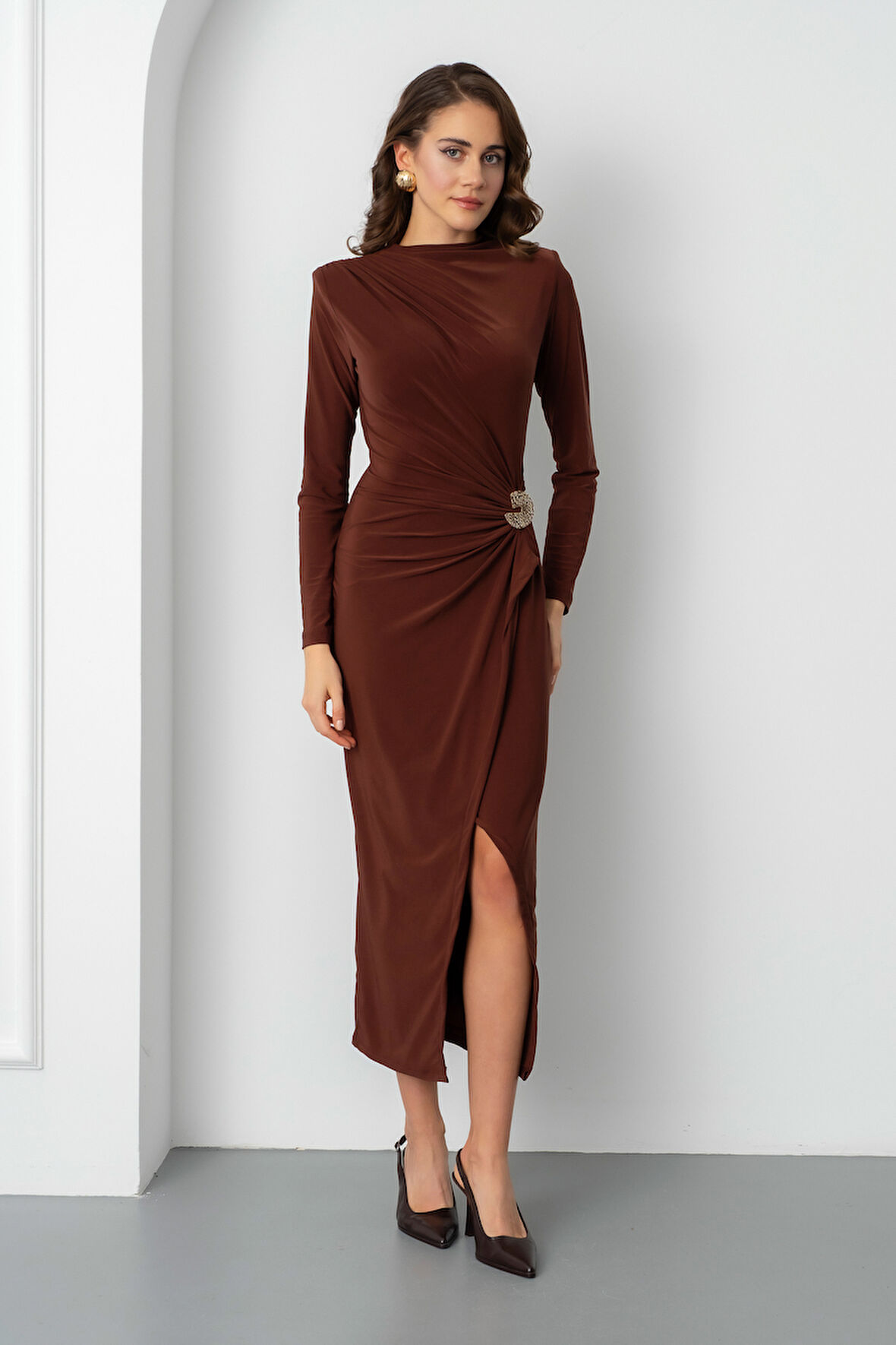 Kadın Kahverengi Aksesuar Detay Midi Elbise