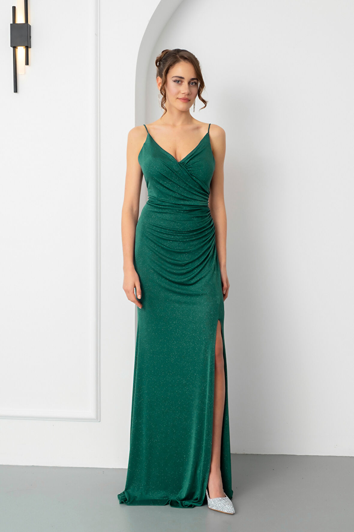 Kadın Zümrüt Yeşili Sırt Dekolteli Simli Uzun Abiye Elbise