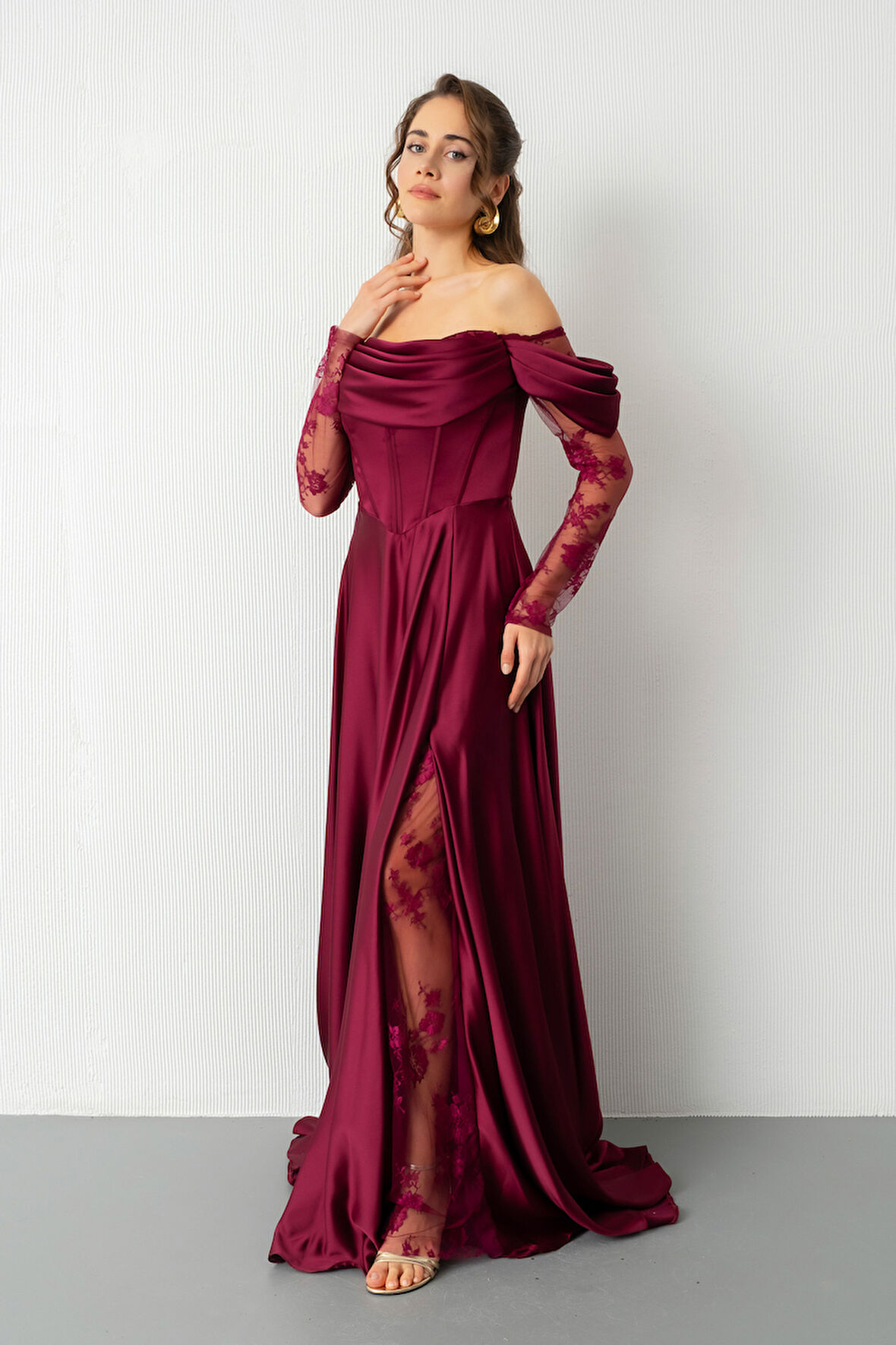 Kadın Mürdüm Dantel Detaylı Uzun Saten Abiye Elbise