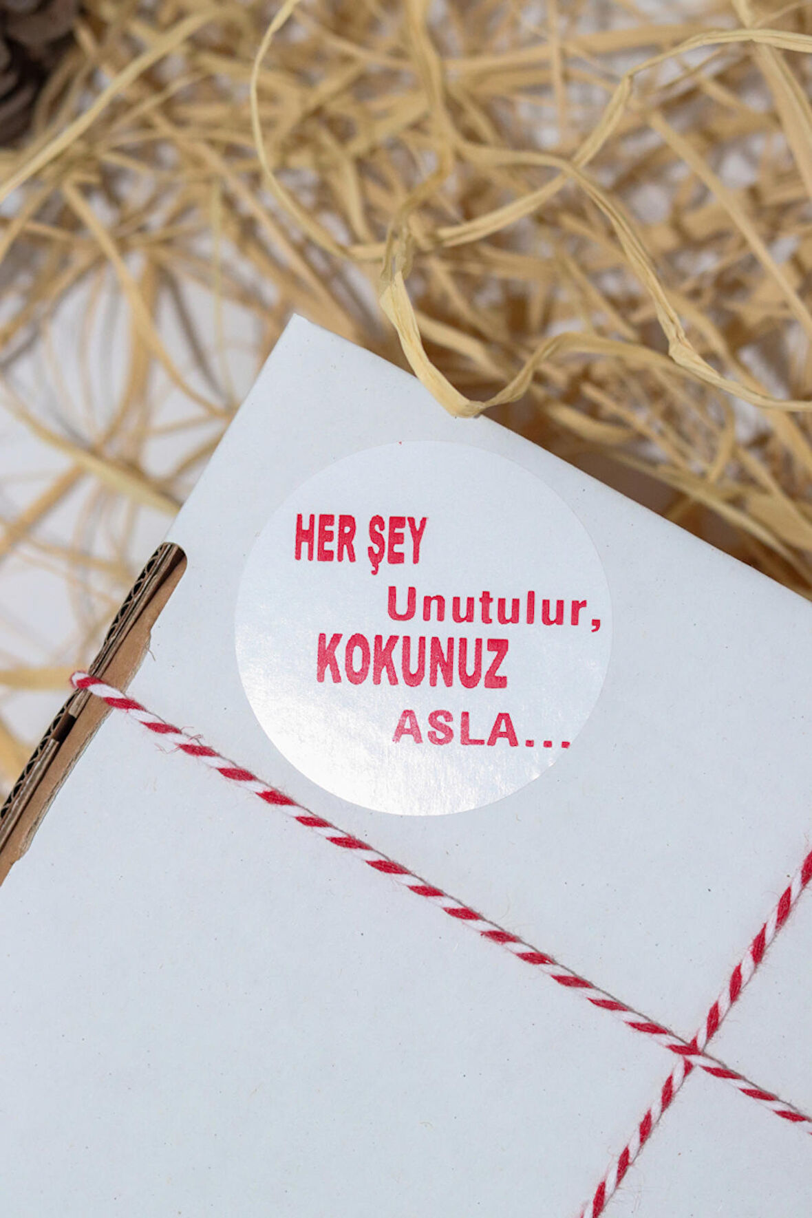 Herşey Unutulur Kokunuz Asla Beyaz 40 mm Yuvarlak Yapışkanlı Sticker Etiket 120 Adet