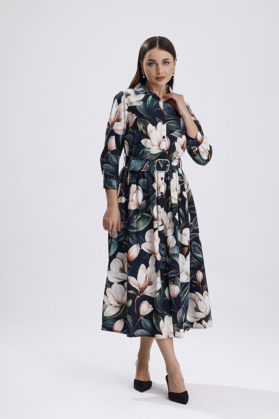 Yeşil Zemin Beyaz Çiçekli Önü Düğmeli Uzun Elbise | ELB36266 Beyaz Çiçekli