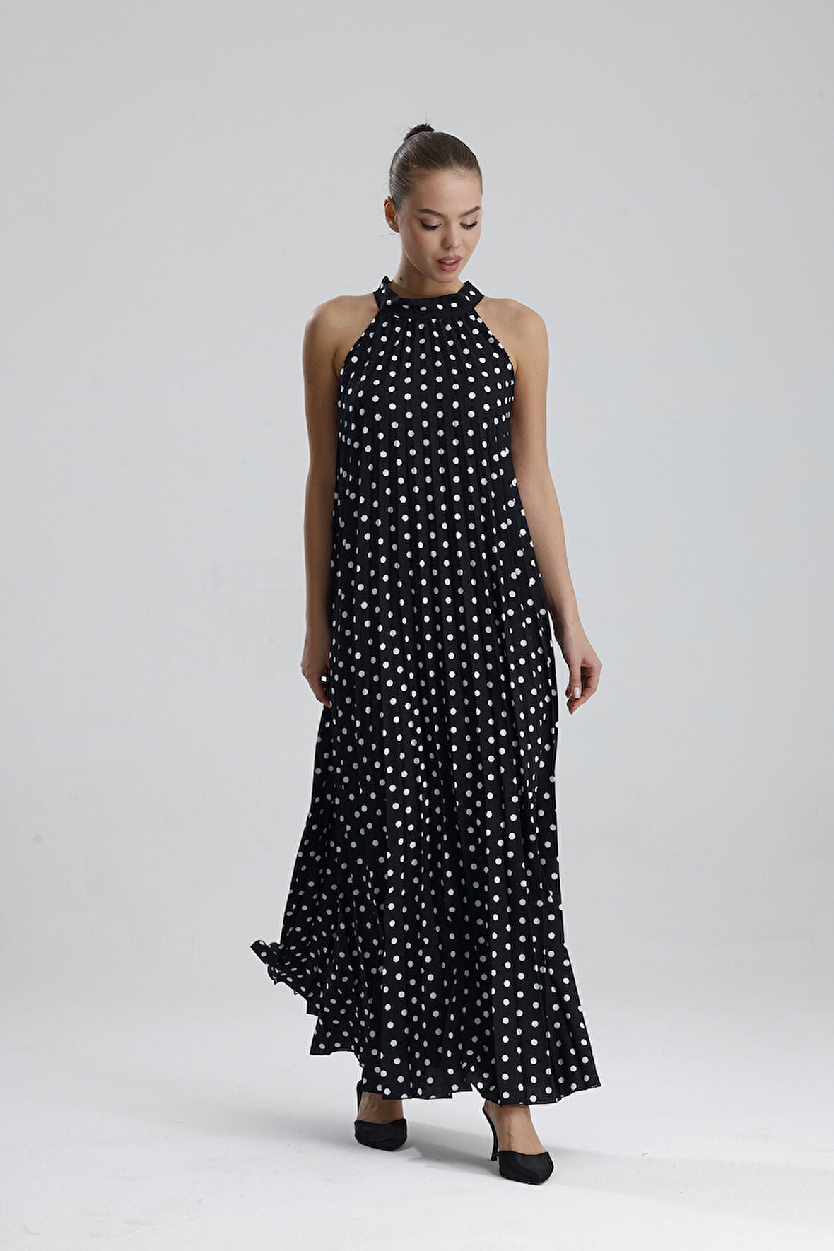 Boyundan Bağlamali Piliseli  Kolsuz Saten Elbise | Elb34513 Siyah Puantiyeli