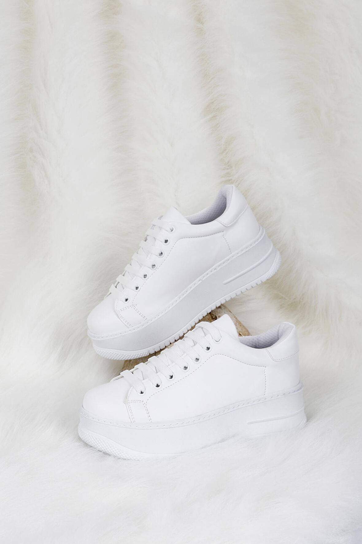 BEYAZ Gön Yuvarlak Burun Dolgu Taban Bağcıklı Kadın Sneaker 35257