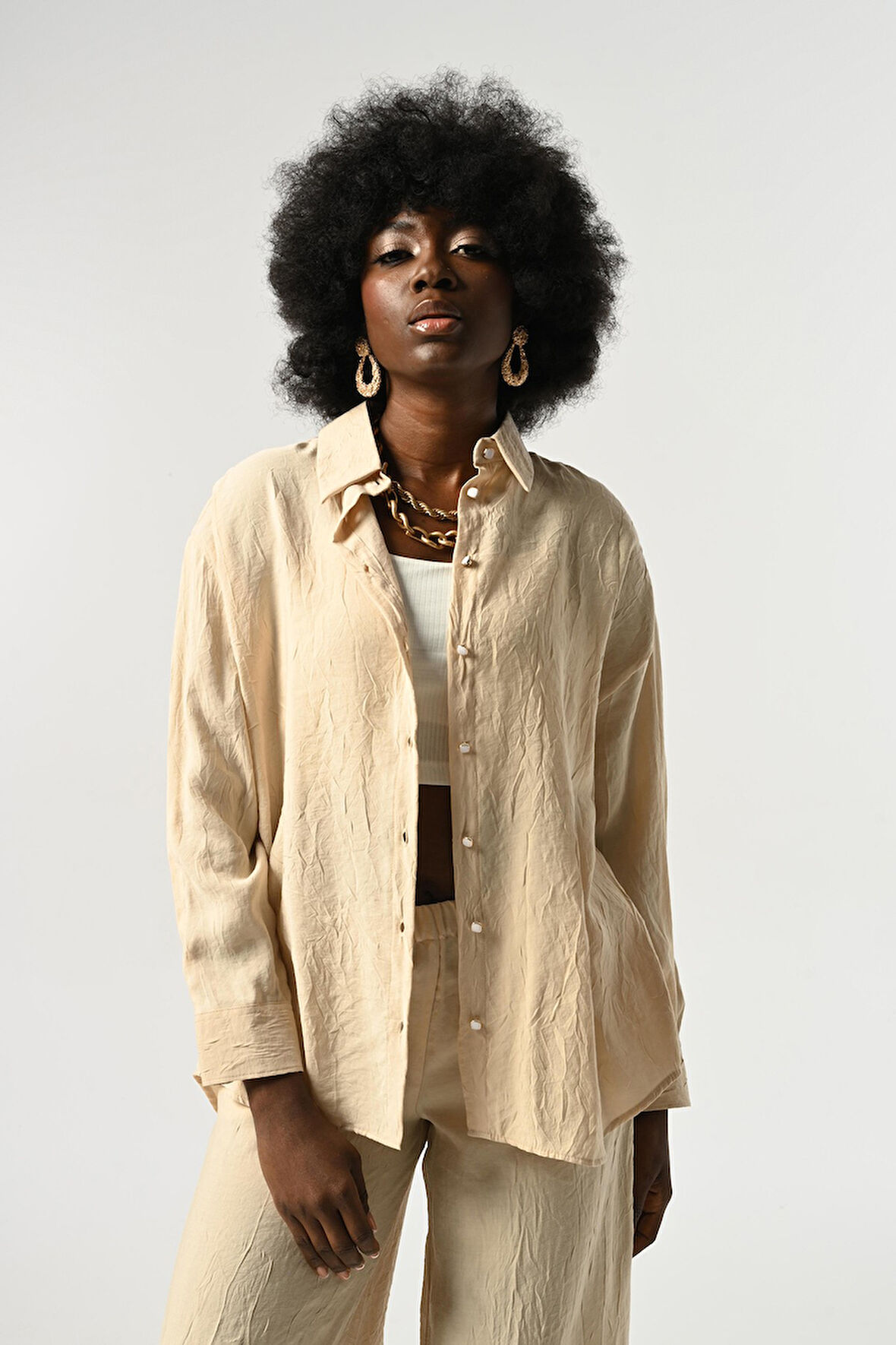 KADIN DÜĞME DETAYLI KIRIŞIK KUMAŞ DÜZ RENK GÖMLEK