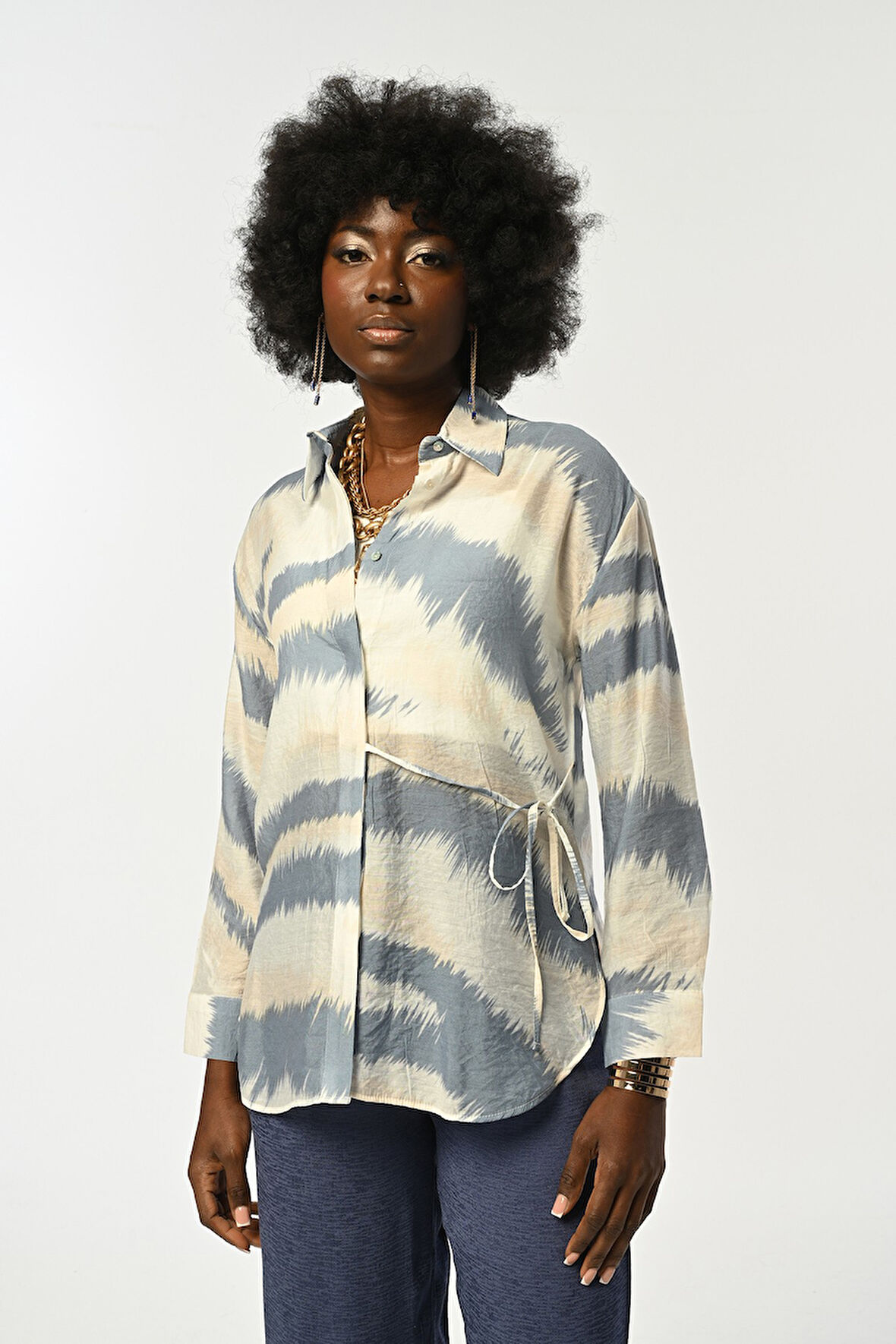 KADIN DESENLİ YANDAN BAĞLAMA DETAYLI GÖMLEK