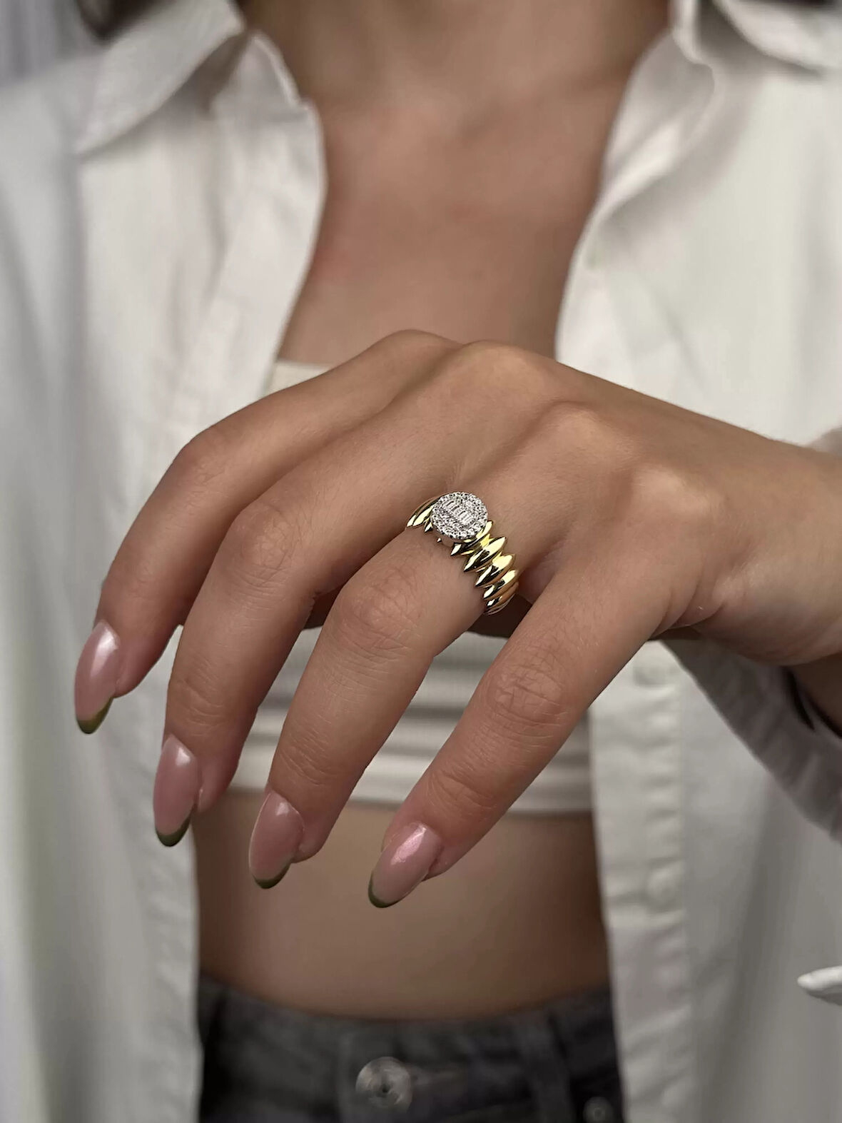 14 Ayar Altın Ortası Taşlı Yüzük 956