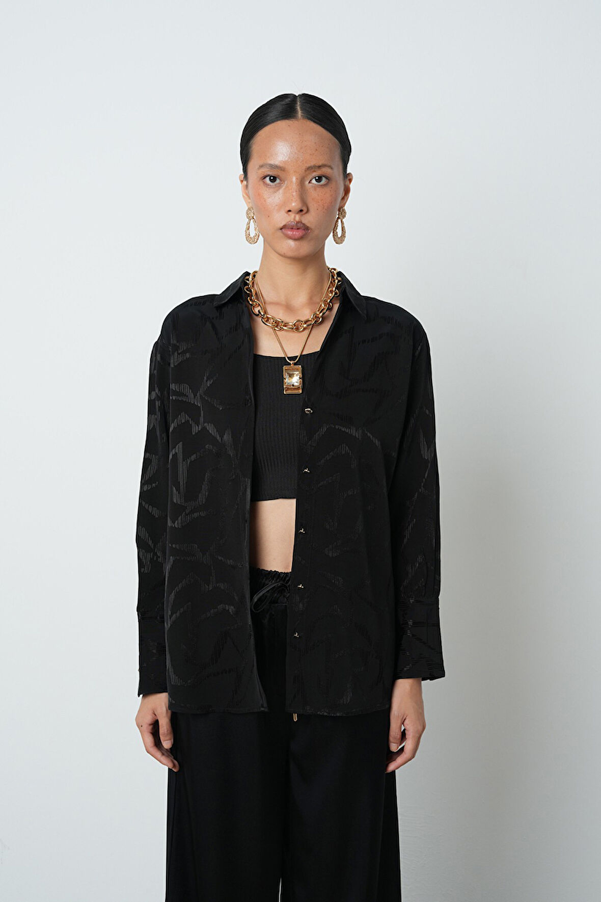 Kadın V Yaka Detaylı Siyah Desenli Altın Düğmeli Gömlek