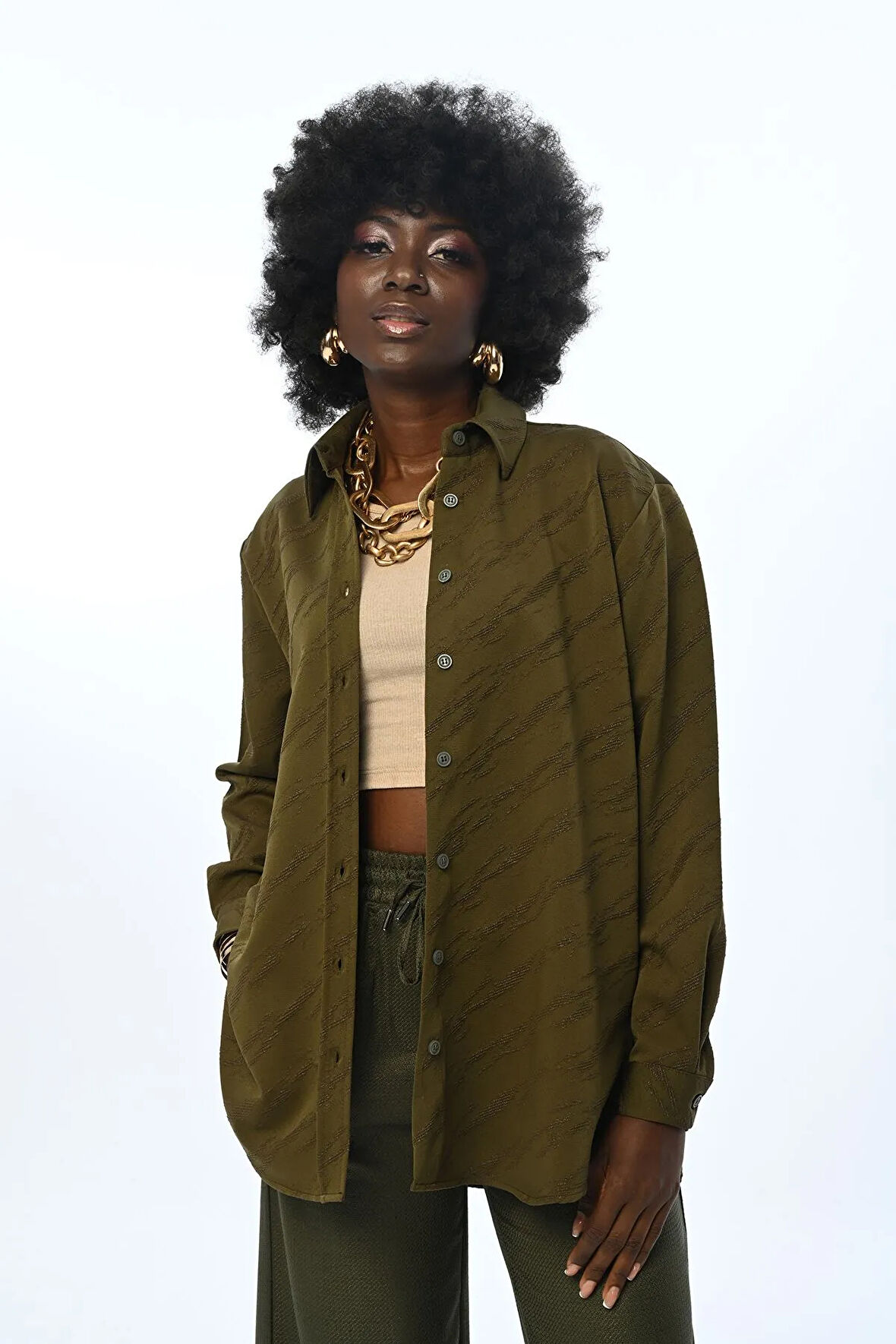 KADIN HAKİ RENK SİMLİ DESENLİ OVERSİZE KESİM GÖMLEK