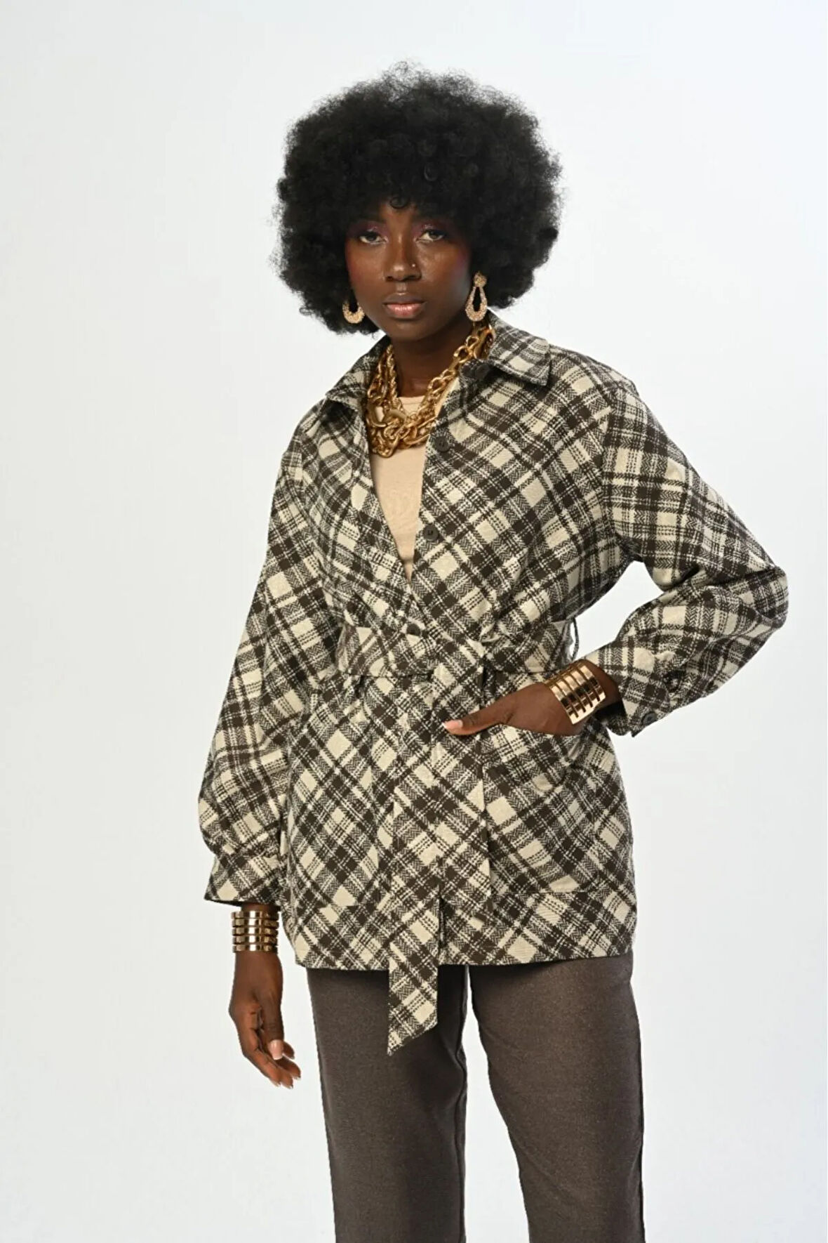 KADIN DESENLİ ÇİFT CEPLİ KUŞAKLI GÖMLEK