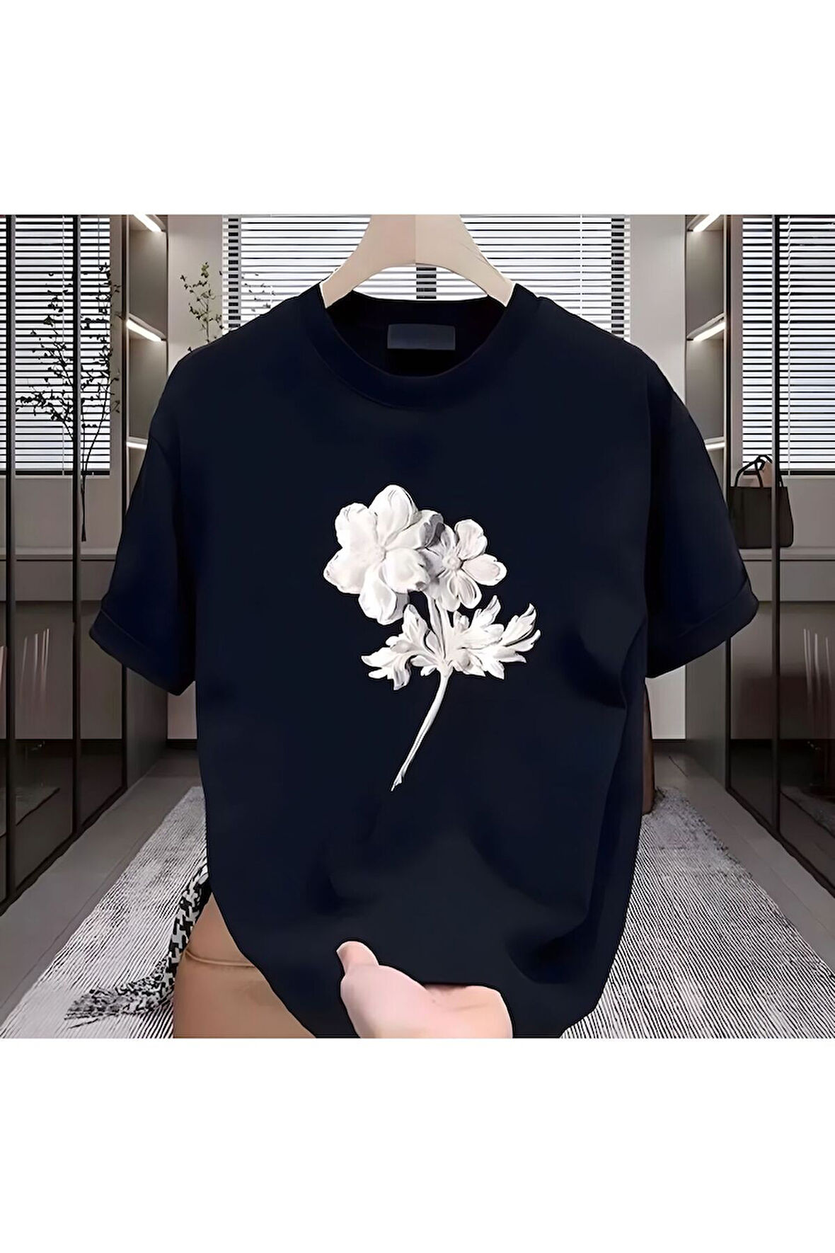 Beyaz Çiçek Baskılı Siyah Erkek Tshirt
