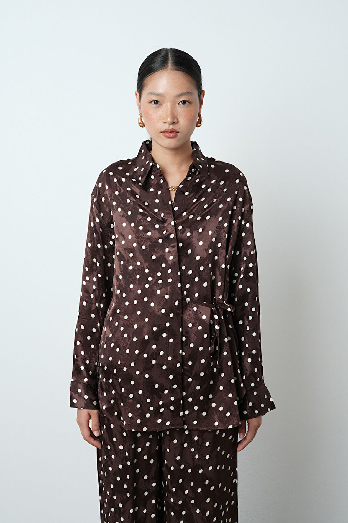 Kadın Yandan Bağlamalı Puantiye Desenli Kahverengi Gömlek