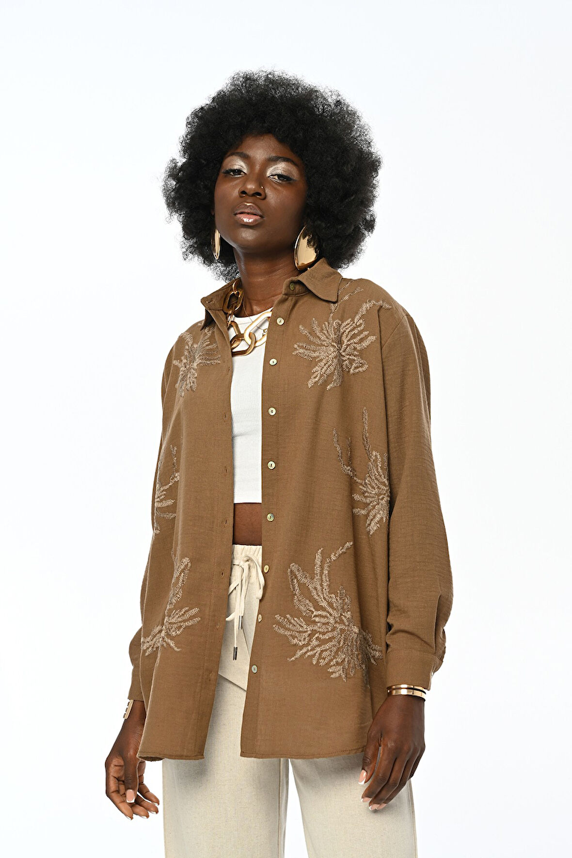 KADIN NAKIŞ İŞLEMELİ OVERSİZE KESİM DÜZ RENK GÖMLEK