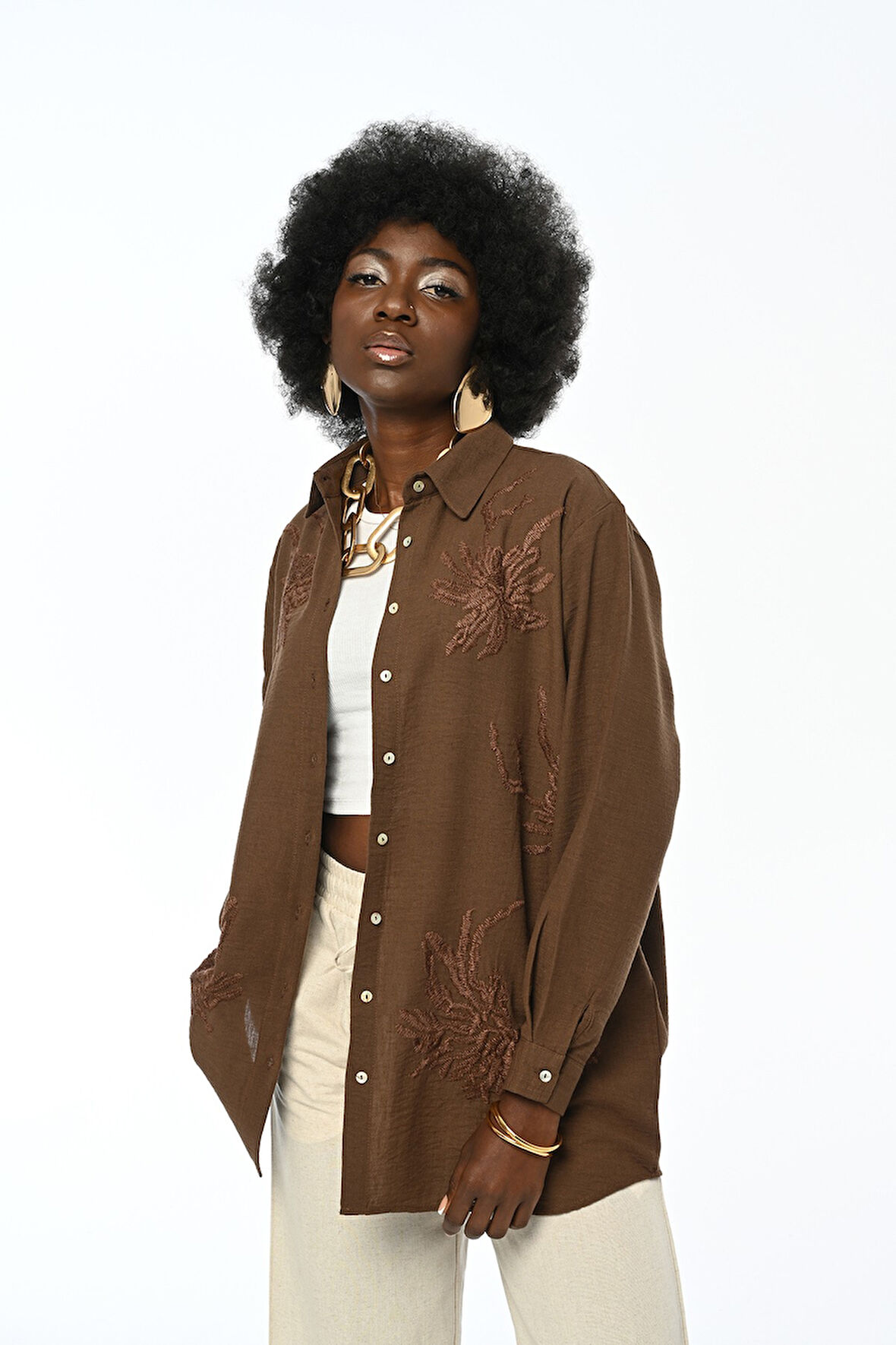 KADIN NAKIŞ İŞLEMELİ OVERSİZE KESİM DÜZ RENK GÖMLEK