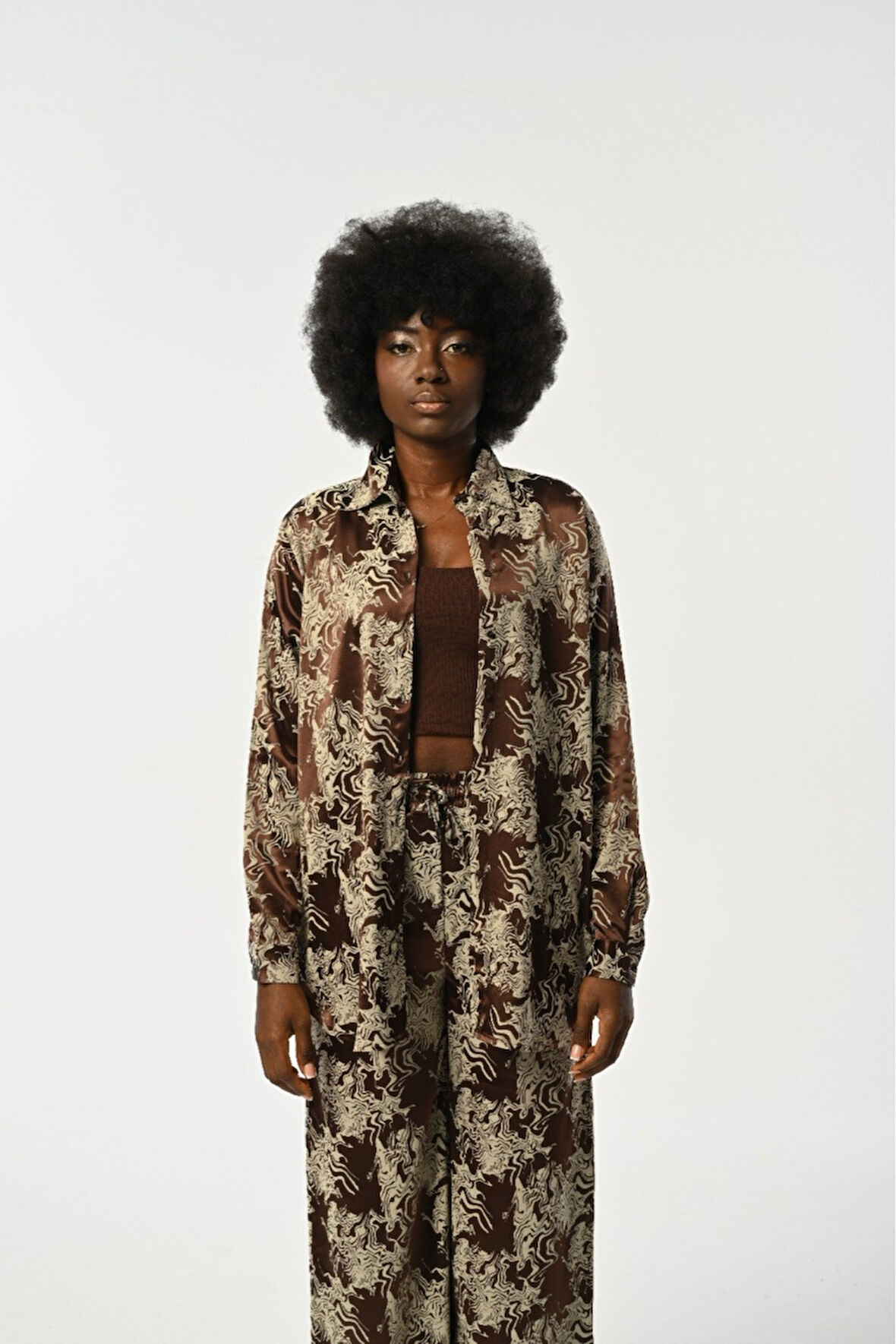 KADIN KARIŞIK DESENLİ KAHVERENGİ OVERSİZE KESİM GÖMLEK