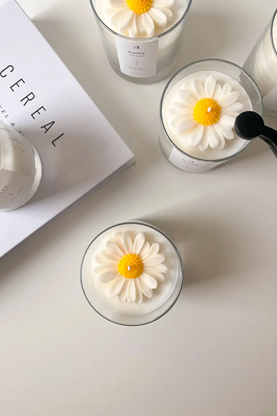 Beyaz Papatya Figürlü Amber Kokulu El Yapımı %100 Soya Mumu Ev Dekorasyonu