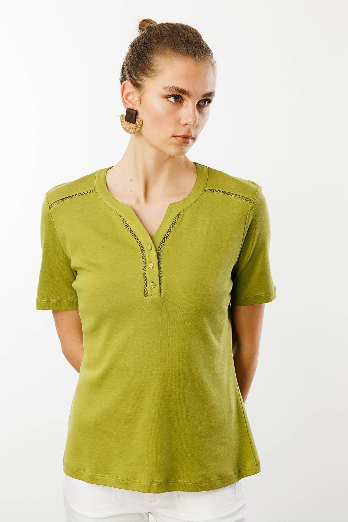 Kadın Omzu ve Yaka Kenarı İşlemeli Pamuklu Tshirt Yeşil