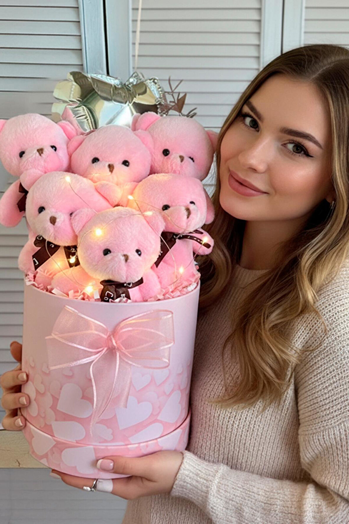 Premium Silindir Kalpli Pembe Kutusunda, Kalpli Balonlu LED Işıklı 6’lı Pembe Ayıcık Buketi