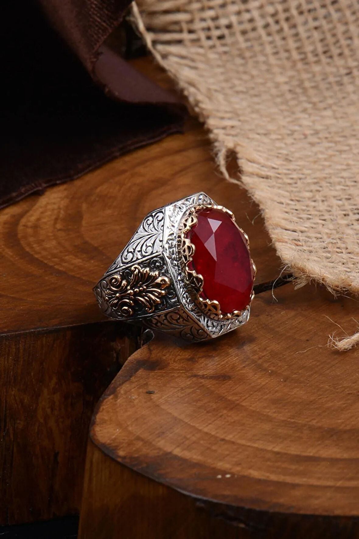 Kırmızı Zirkon Taşlı Işlemeli Erkek Gümüş Yüzük