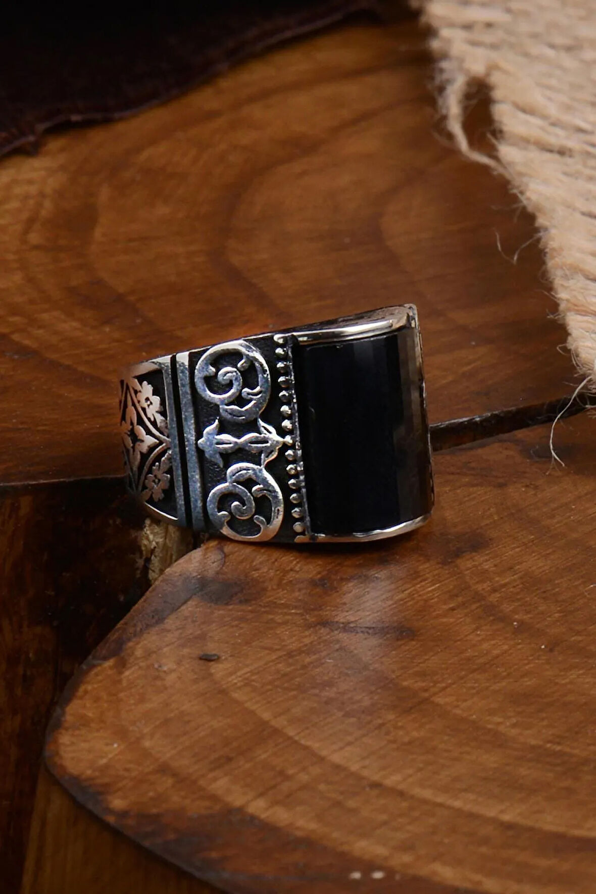 Siyah Oniks Taşlı Yanı Işlemeli Erkek Gümüş Yüzük