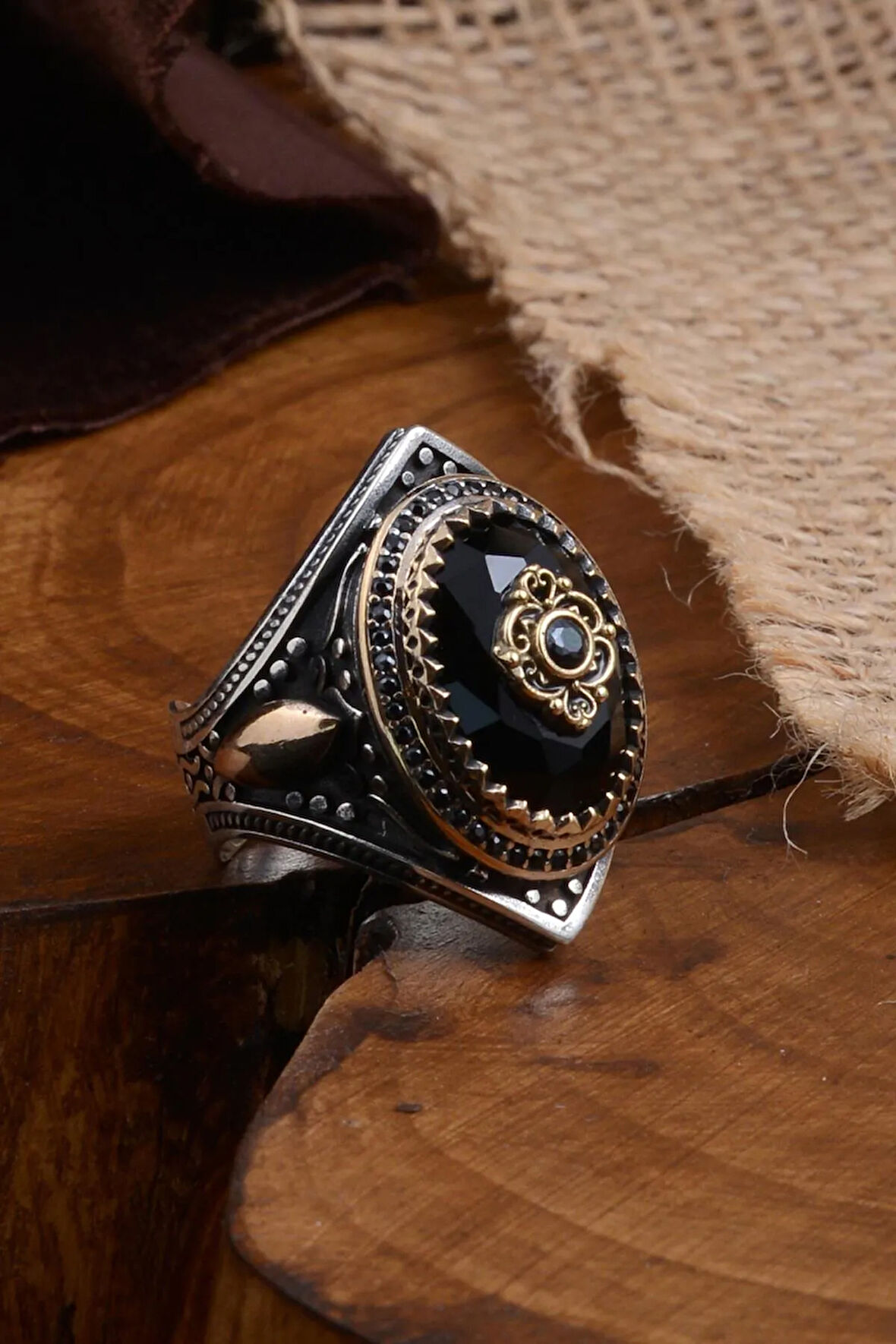 Anadolu Desenli Siyah Oniks Taşlı Yanı Buğday Işlemeli Erkek Gümüş Yüzük