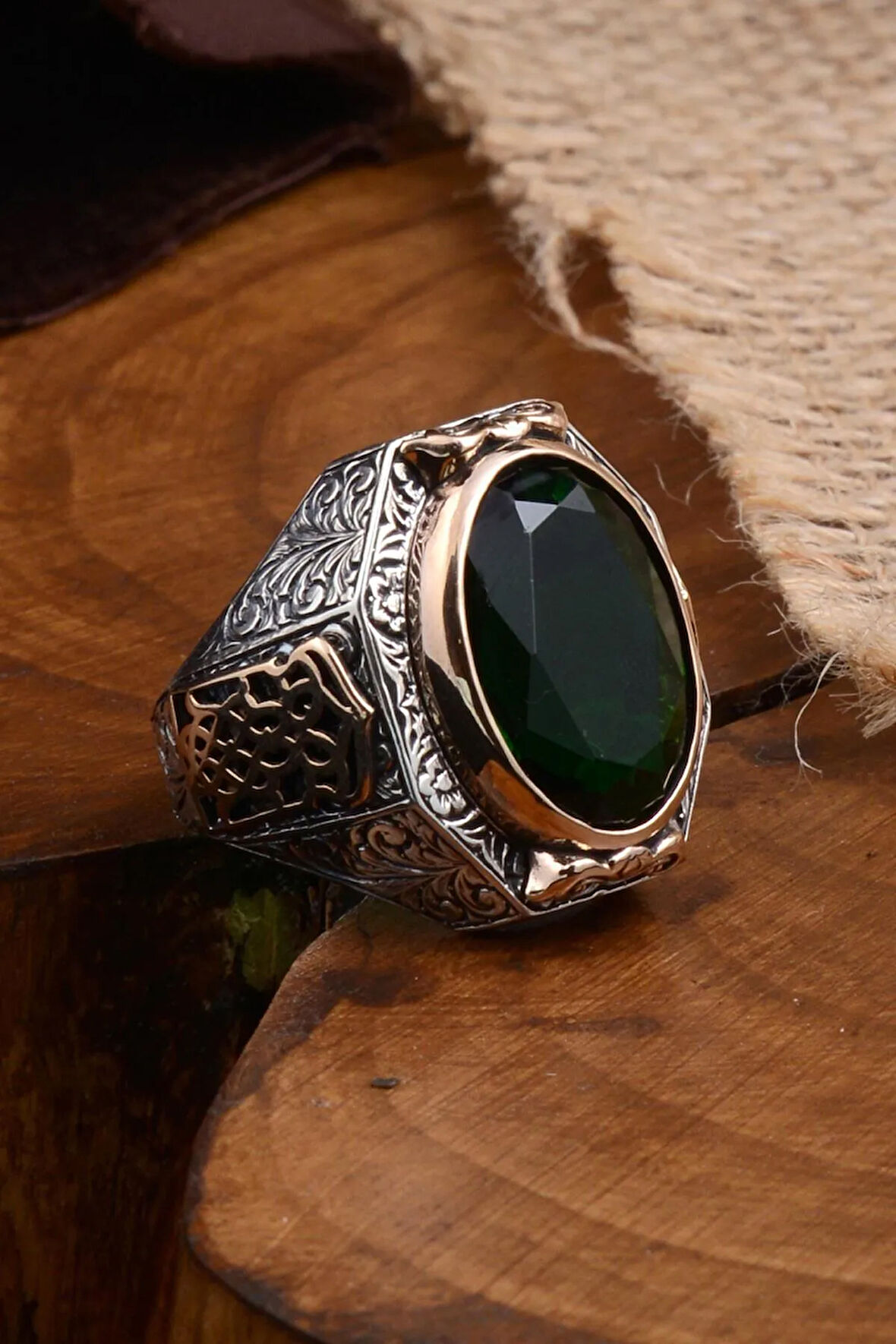 Yeşil Zirkon Taşlı Yanı Işlemeli Erkek Gümüş Yüzük