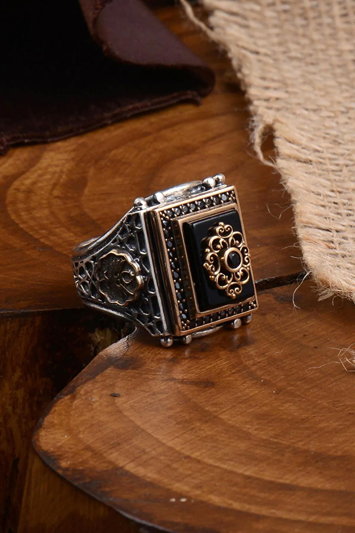 Anadolu Desenli Oniks Taşlı Yanı Işlemeli Erkek Gümüş Yüzük